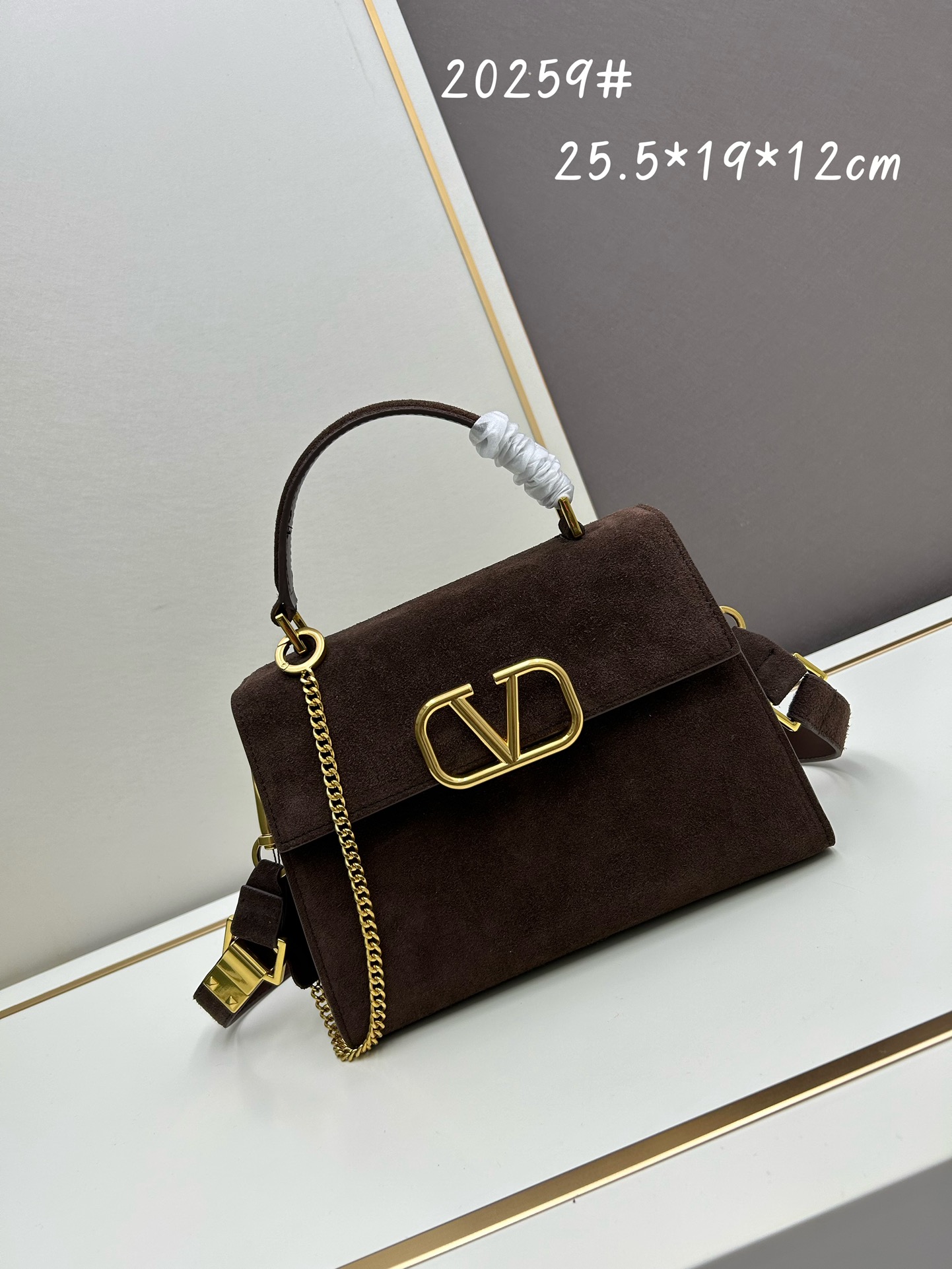 Valentino 全新磨砂皮 手袋，以簡約大方的立体外观搭配哑光V Logo，可手拎，背带长度可调节，