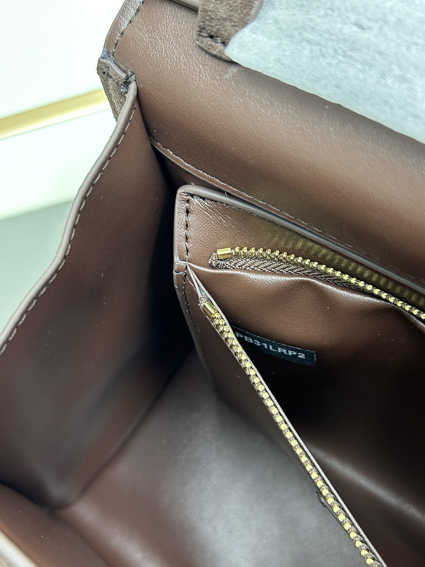 Valentino 全新磨砂皮 手袋，以簡約大方的立体外观搭配哑光V Logo，可手拎，背带长度可调节，