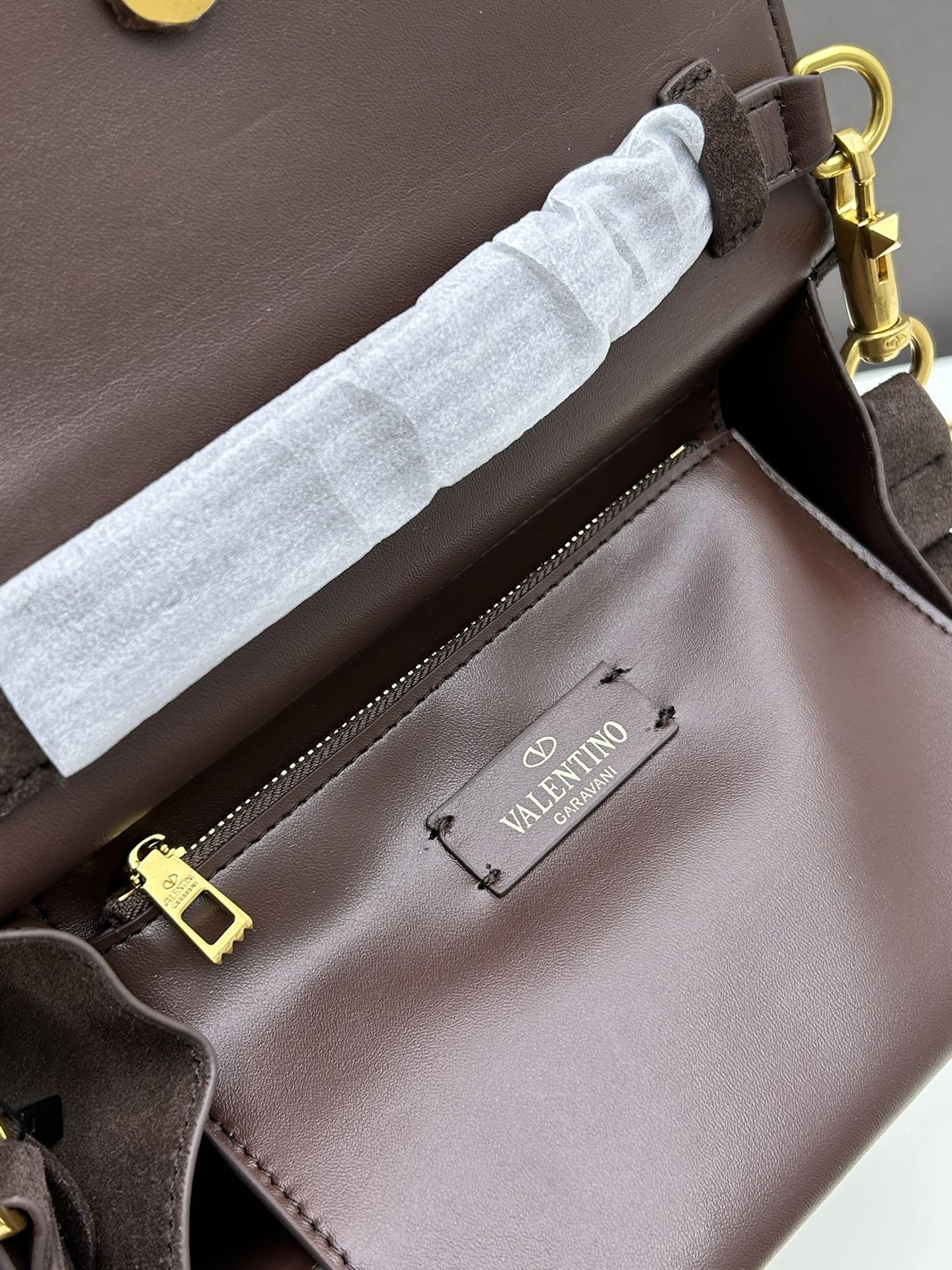 Valentino 全新磨砂皮 手袋，以簡約大方的立体外观搭配哑光V Logo，可手拎，背带长度可调节，