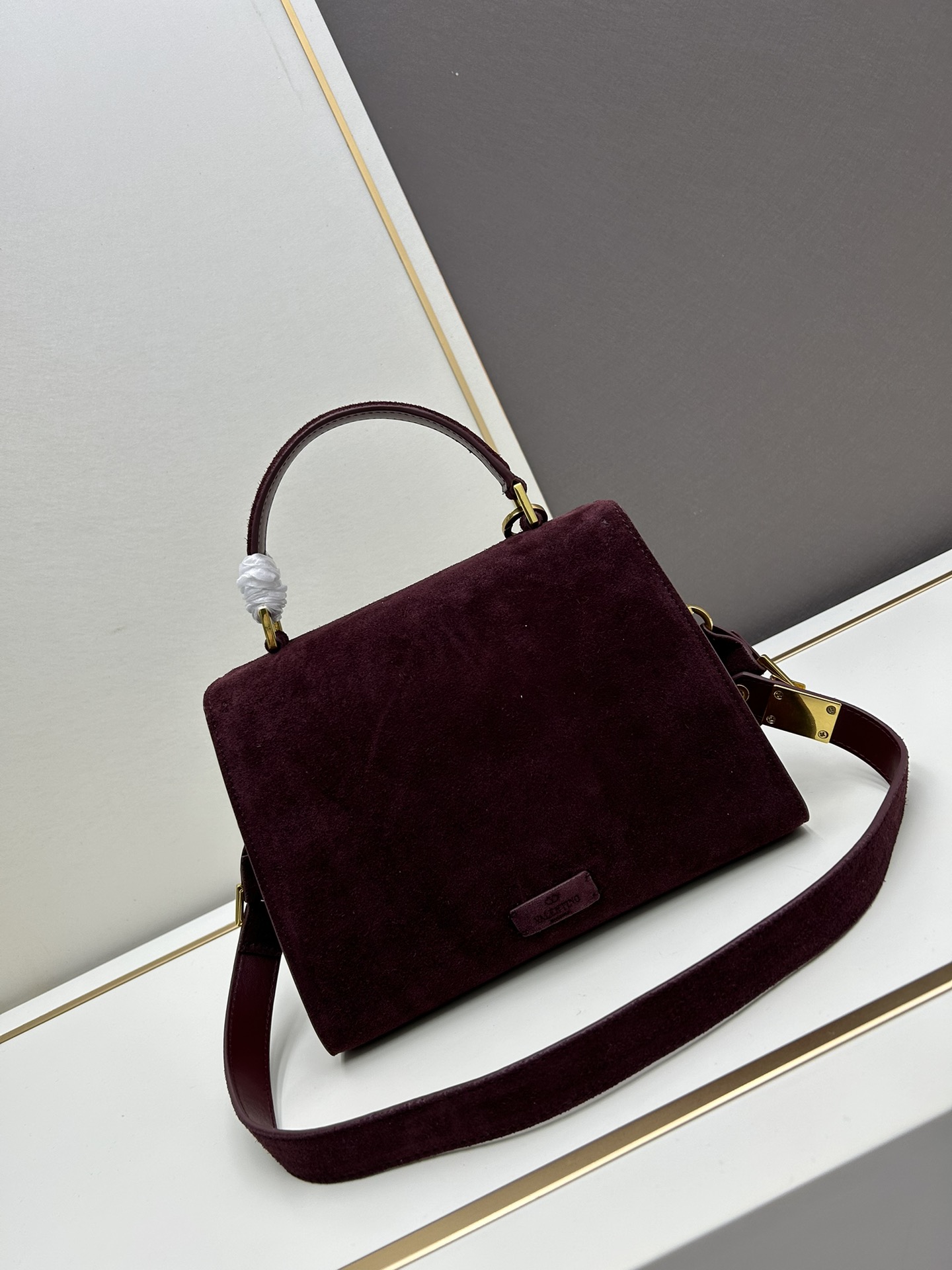 Valentino 全新磨砂皮 手袋，以簡約大方的立体外观搭配哑光V Logo，可手拎，背带长度可调节，
