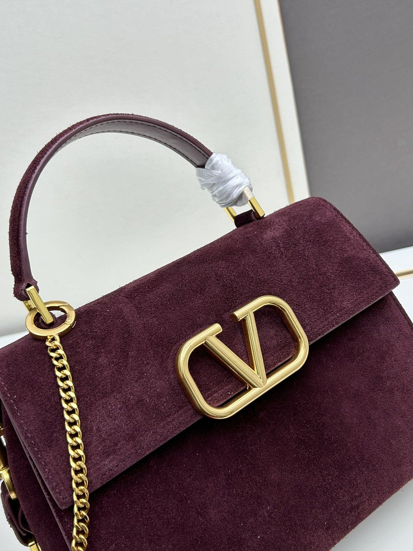 Valentino 全新磨砂皮 手袋，以簡約大方的立体外观搭配哑光V Logo，可手拎，背带长度可调节，