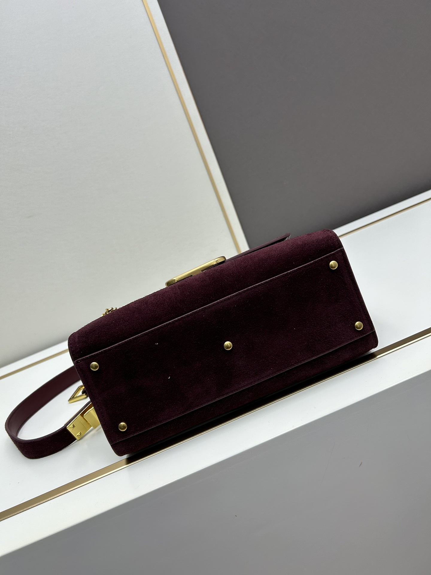 Valentino 全新磨砂皮 手袋，以簡約大方的立体外观搭配哑光V Logo，可手拎，背带长度可调节，