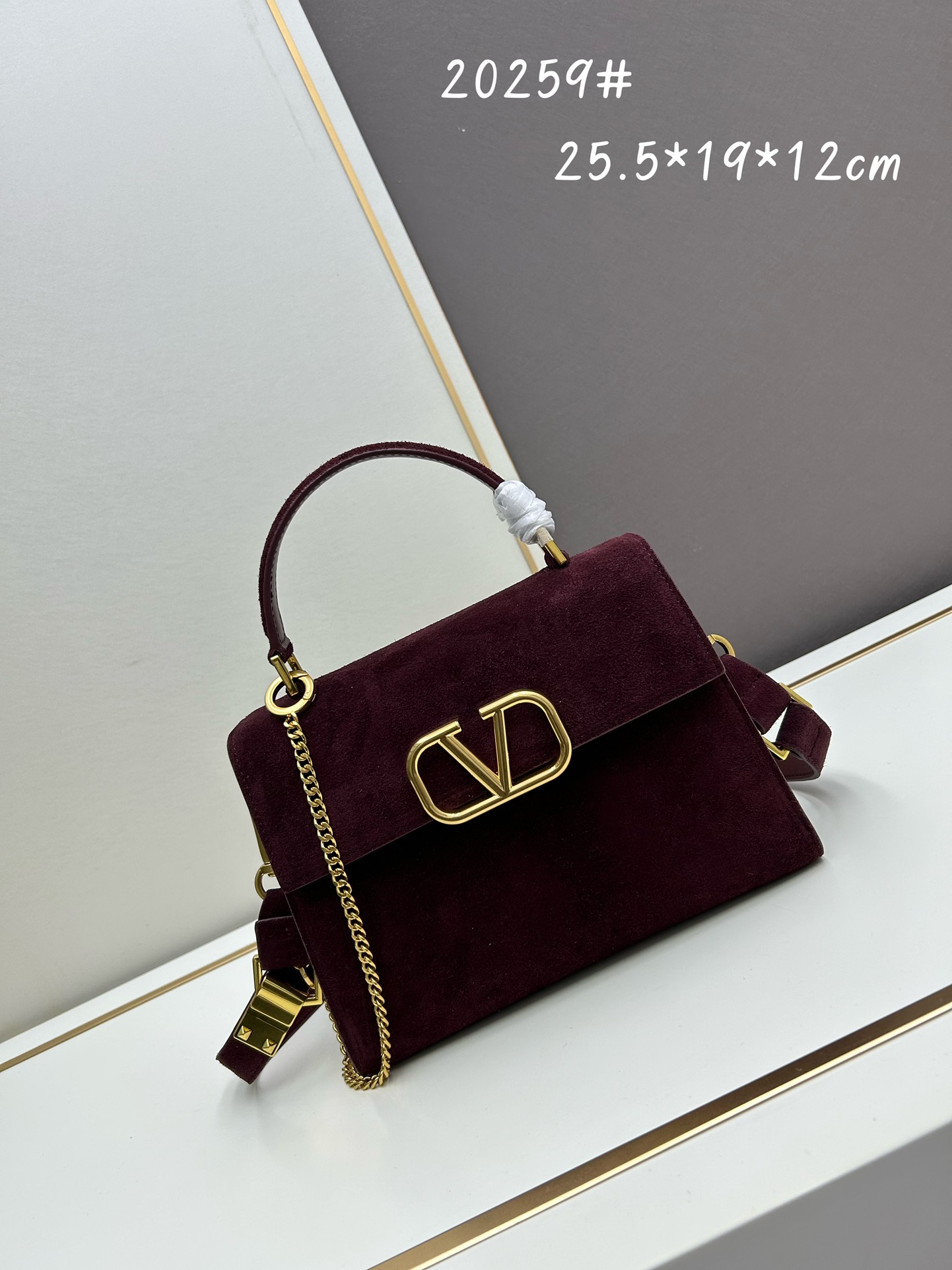 Valentino 全新磨砂皮 手袋，以簡約大方的立体外观搭配哑光V Logo，可手拎，背带长度可调节，