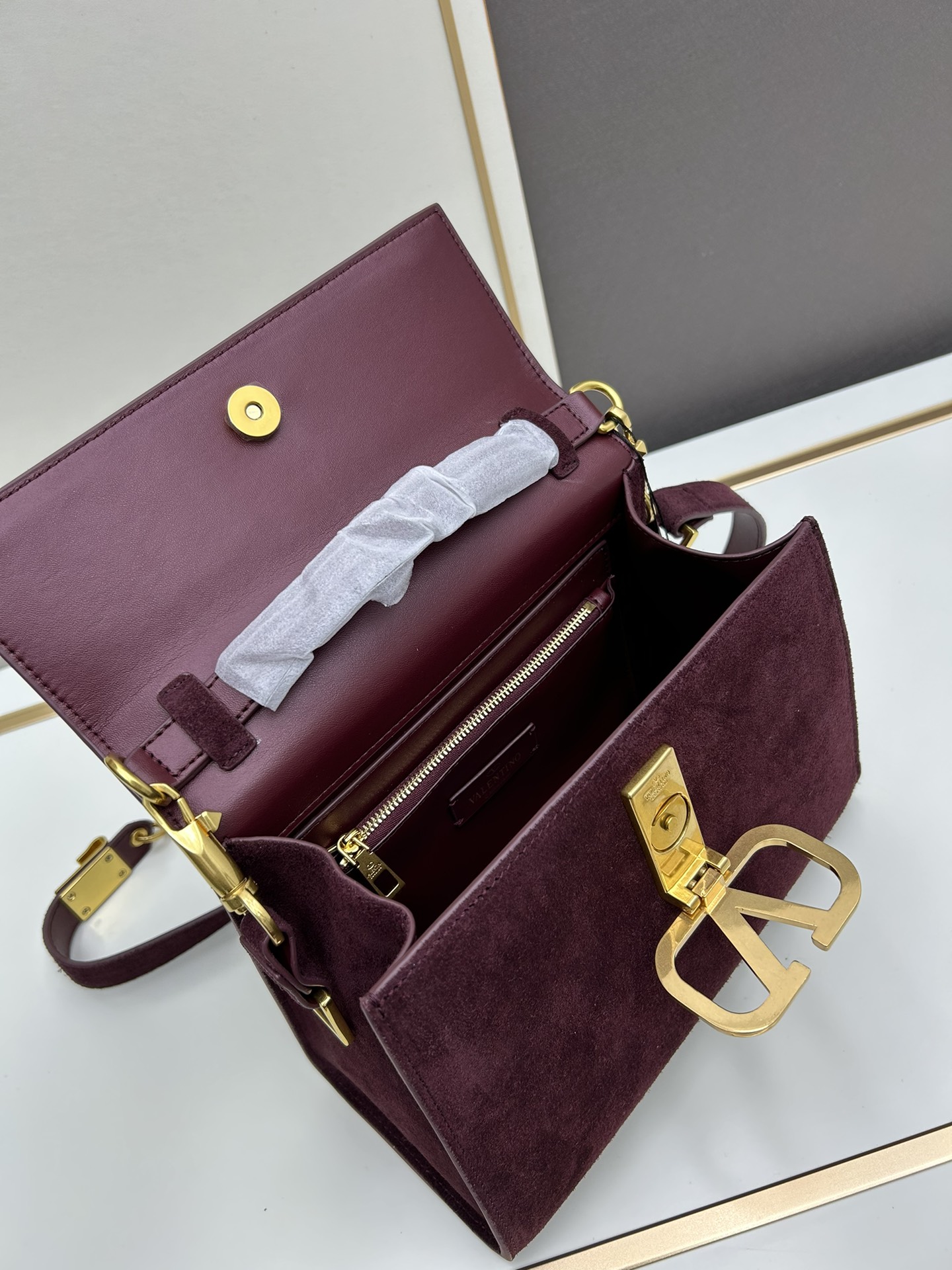 Valentino 全新磨砂皮 手袋，以簡約大方的立体外观搭配哑光V Logo，可手拎，背带长度可调节，