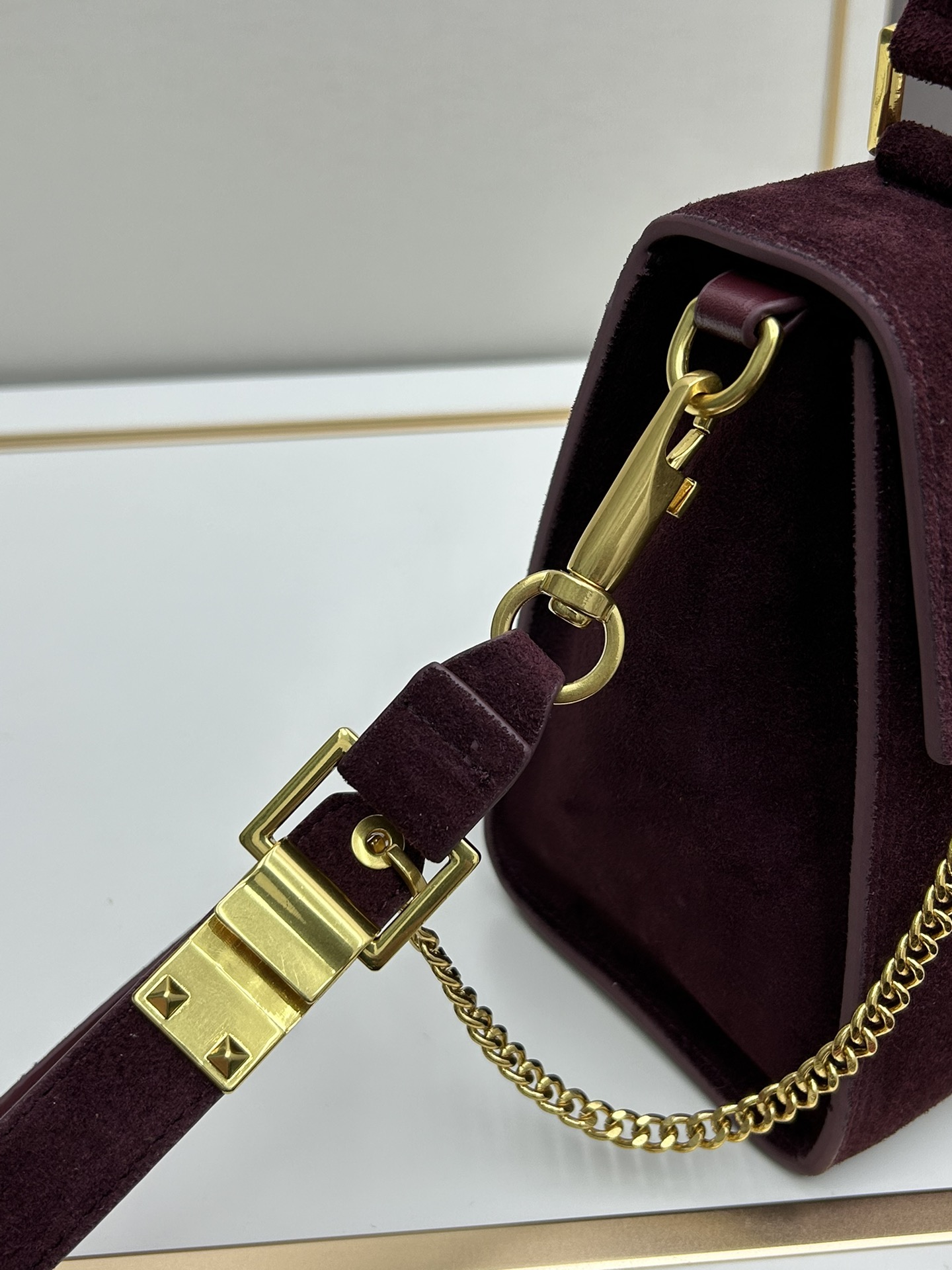 Valentino 全新磨砂皮 手袋，以簡約大方的立体外观搭配哑光V Logo，可手拎，背带长度可调节，