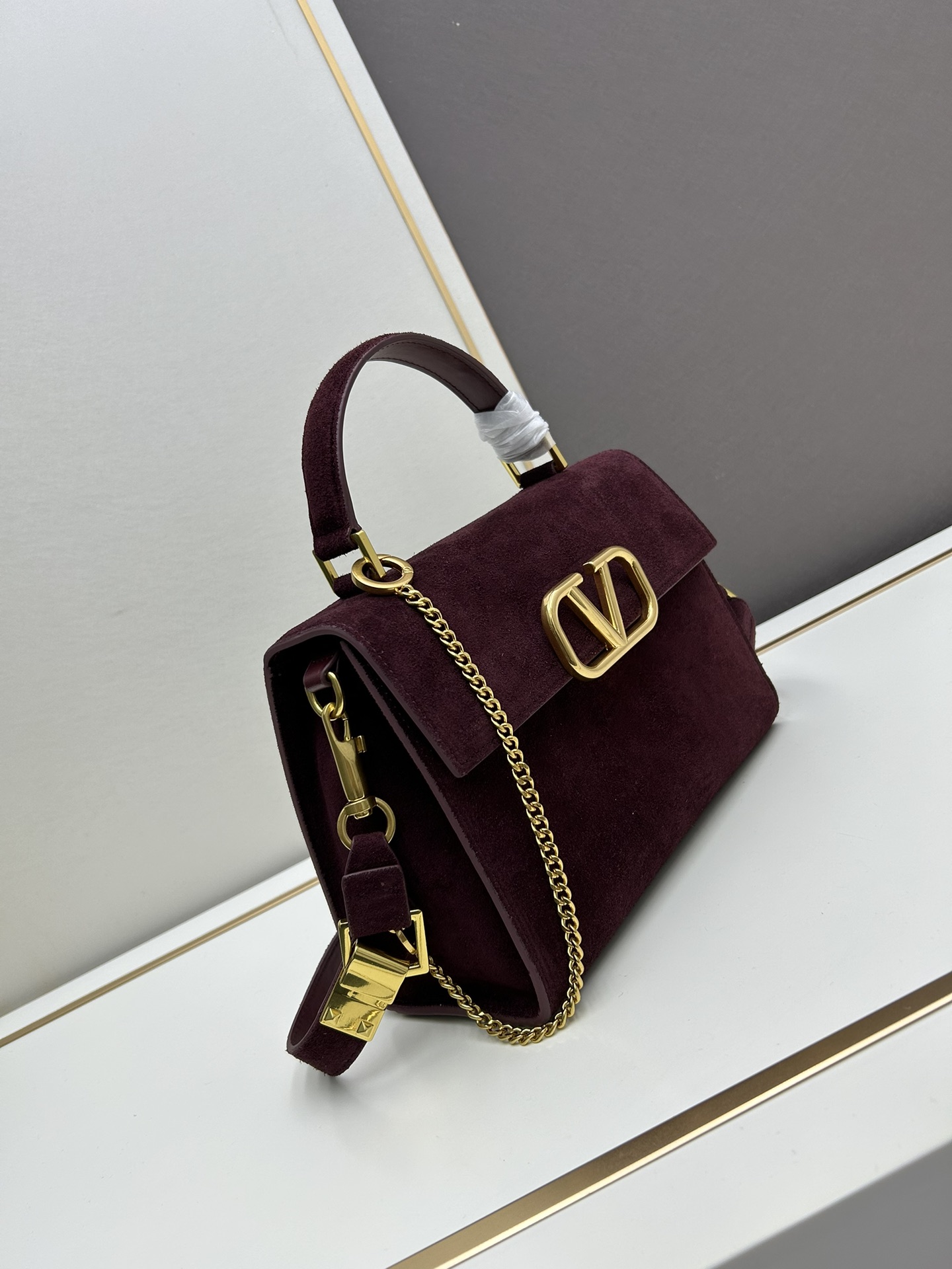 Valentino 全新磨砂皮 手袋，以簡約大方的立体外观搭配哑光V Logo，可手拎，背带长度可调节，