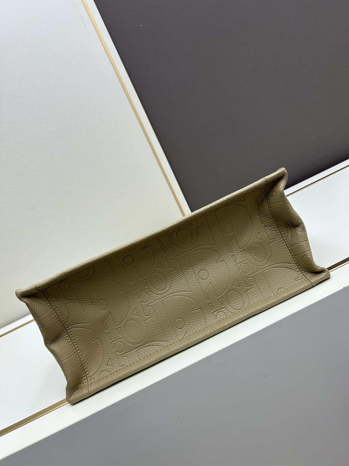 批330🔥Dior 高品质-秋冬系新款🔥大号
𝗗𝗜𝗢𝗥 𝗕𝗼𝗼𝗸 𝘁𝗼𝘁𝗲 托特购物袋，全皮压花
席卷整个时尚圈的复古风压花风格
立体压花  凹凸有致 
浓厚的复古艺术气息简直是行走的艺术品 
超大容量更是吹爆它 
特别适合想把整个家带出门的姑娘
妈咪袋 公文包 旅行出游好帮手 
时髦精凹造型必须拥有，人手必备
容量：可放 A4 大小的平板电脑
色系：克，灰，杏，绿，酒红
款号：Y1296
尺寸： 36.5×28×17.5cm