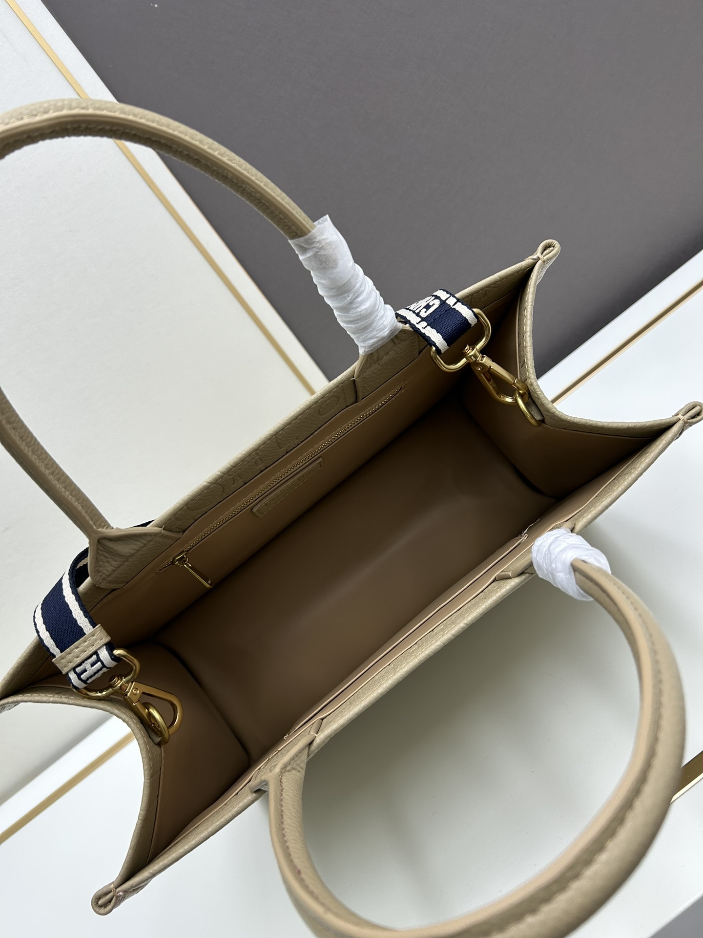 批330🔥Dior 高品质-秋冬系新款🔥大号
𝗗𝗜𝗢𝗥 𝗕𝗼𝗼𝗸 𝘁𝗼𝘁𝗲 托特购物袋，全皮压花
席卷整个时尚圈的复古风压花风格
立体压花  凹凸有致 
浓厚的复古艺术气息简直是行走的艺术品 
超大容量更是吹爆它 
特别适合想把整个家带出门的姑娘
妈咪袋 公文包 旅行出游好帮手 
时髦精凹造型必须拥有，人手必备
容量：可放 A4 大小的平板电脑
色系：克，灰，杏，绿，酒红
款号：Y1296
尺寸： 36.5×28×17.5cm