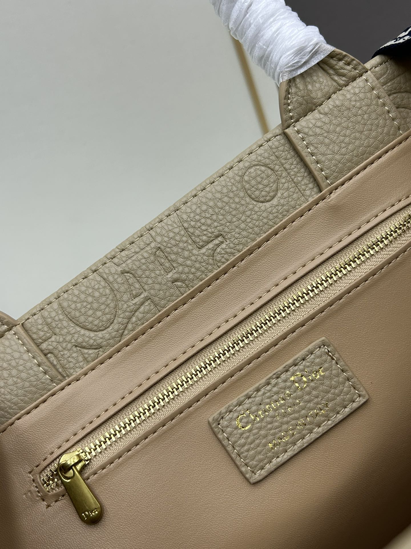 批330🔥Dior 高品质-秋冬系新款🔥大号
𝗗𝗜𝗢𝗥 𝗕𝗼𝗼𝗸 𝘁𝗼𝘁𝗲 托特购物袋，全皮压花
席卷整个时尚圈的复古风压花风格
立体压花  凹凸有致 
浓厚的复古艺术气息简直是行走的艺术品 
超大容量更是吹爆它 
特别适合想把整个家带出门的姑娘
妈咪袋 公文包 旅行出游好帮手 
时髦精凹造型必须拥有，人手必备
容量：可放 A4 大小的平板电脑
色系：克，灰，杏，绿，酒红
款号：Y1296
尺寸： 36.5×28×17.5cm