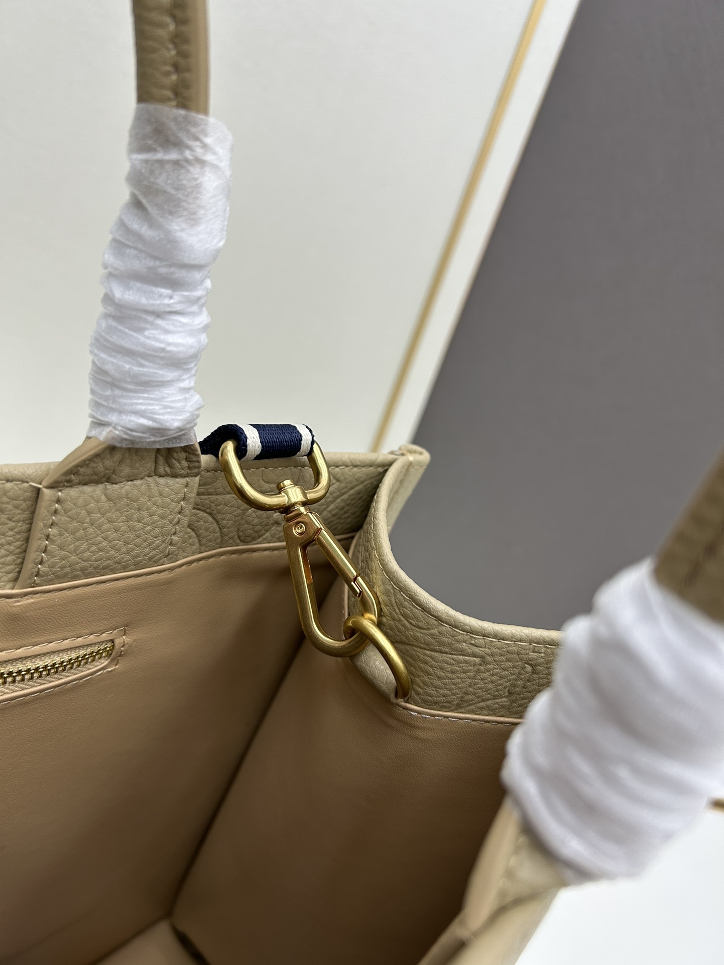 批330🔥Dior 高品质-秋冬系新款🔥大号
𝗗𝗜𝗢𝗥 𝗕𝗼𝗼𝗸 𝘁𝗼𝘁𝗲 托特购物袋，全皮压花
席卷整个时尚圈的复古风压花风格
立体压花  凹凸有致 
浓厚的复古艺术气息简直是行走的艺术品 
超大容量更是吹爆它 
特别适合想把整个家带出门的姑娘
妈咪袋 公文包 旅行出游好帮手 
时髦精凹造型必须拥有，人手必备
容量：可放 A4 大小的平板电脑
色系：克，灰，杏，绿，酒红
款号：Y1296
尺寸： 36.5×28×17.5cm