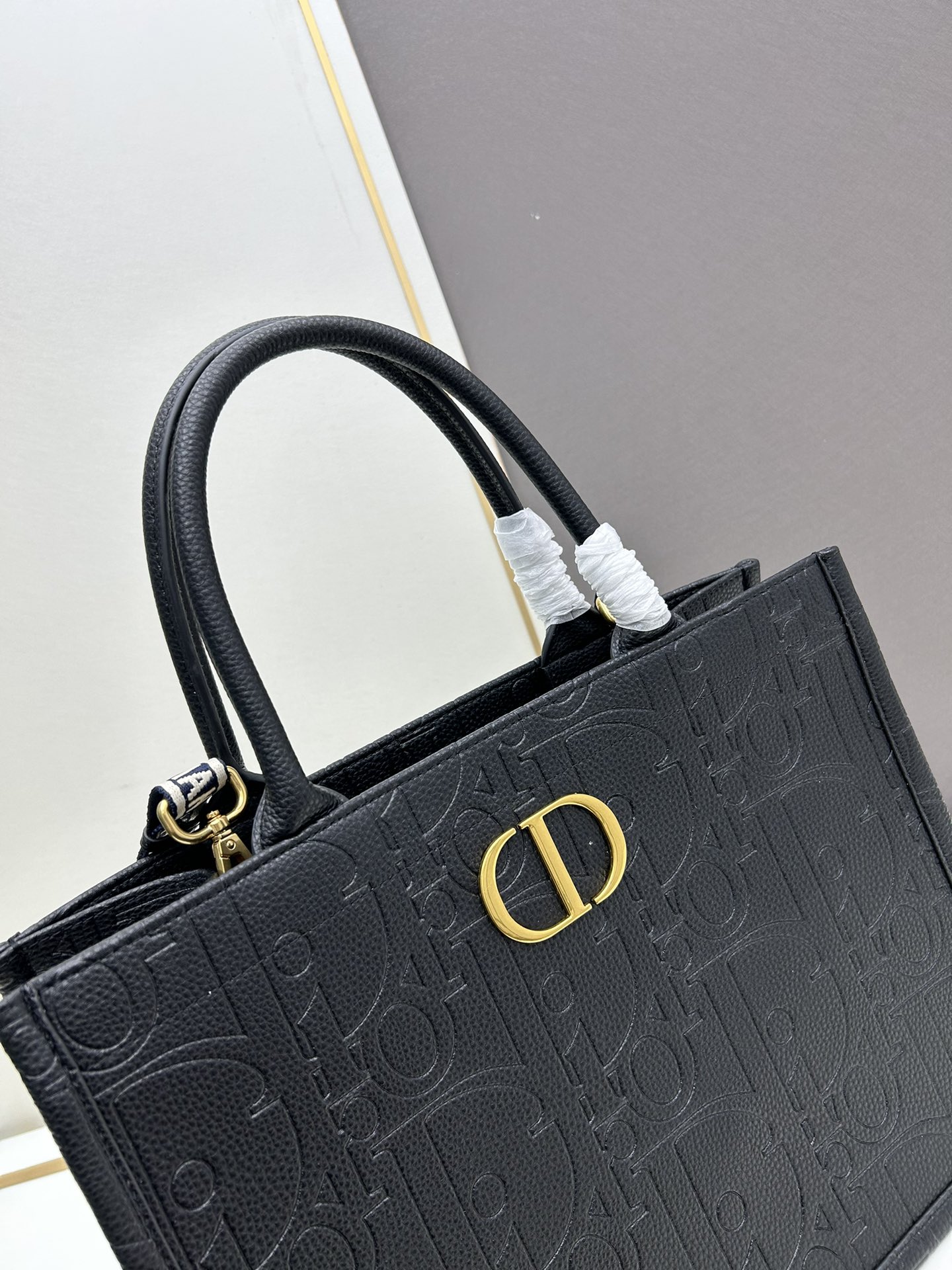 批330🔥Dior 高品质-秋冬系新款🔥大号
𝗗𝗜𝗢𝗥 𝗕𝗼𝗼𝗸 𝘁𝗼𝘁𝗲 托特购物袋,全皮压花
席卷整个时尚圈的复古风压花风格
立体压花 凹凸有致
浓厚的复古艺术气息简直是行走的艺术品
超大容量更是吹爆它
特别适合想把整个家带出门的姑娘
妈咪袋 公文包 旅行出游好帮手
时髦精凹造型必须拥有,人手必备
容量:可放 A4 大小的平板电脑
色系:克,灰,杏,绿,酒红
款号:Y1296
尺寸: 36.5×28×17.5cm