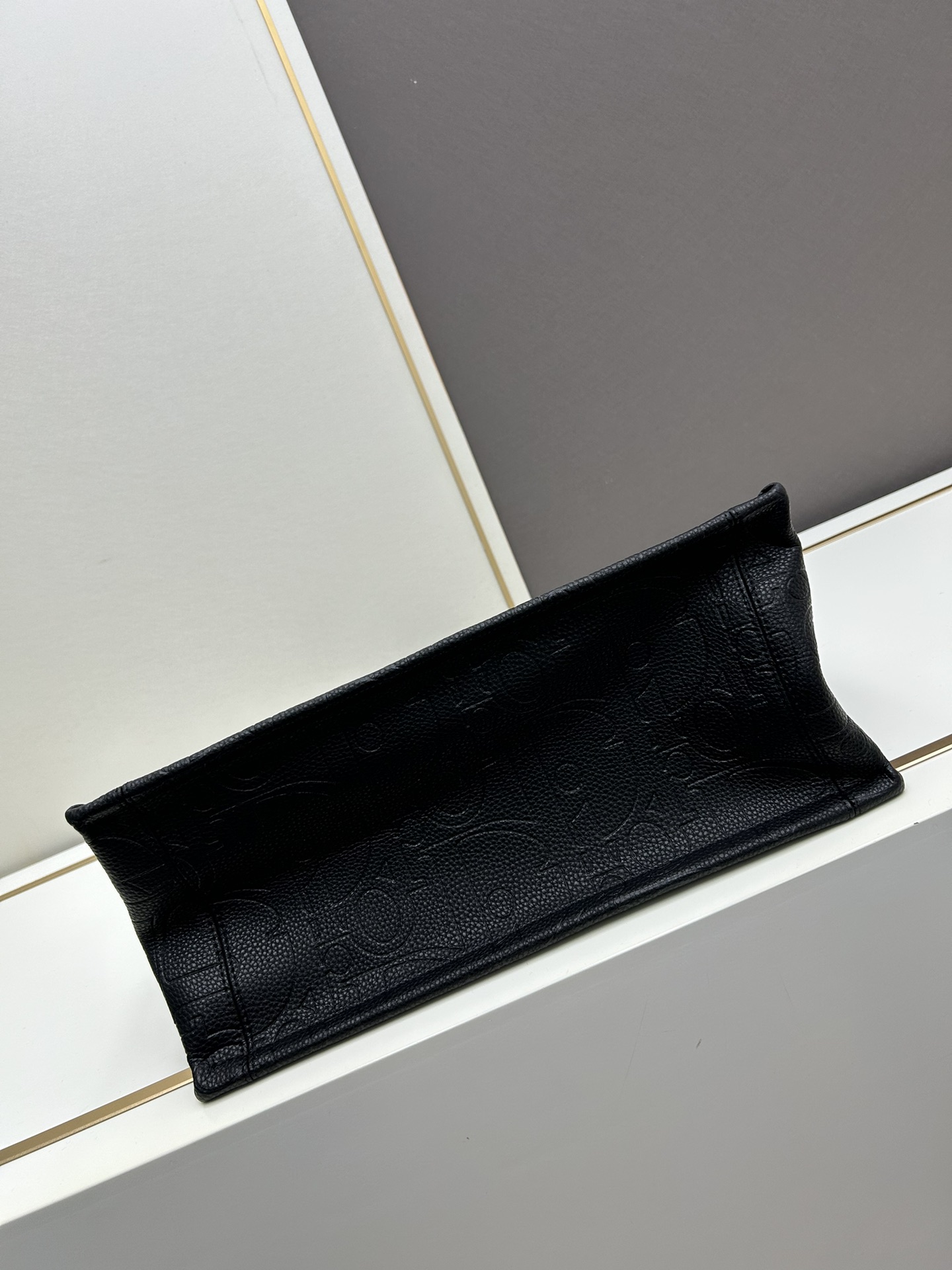 批330🔥Dior 高品质-秋冬系新款🔥大号
𝗗𝗜𝗢𝗥 𝗕𝗼𝗼𝗸 𝘁𝗼𝘁𝗲 托特购物袋,全皮压花
席卷整个时尚圈的复古风压花风格
立体压花 凹凸有致
浓厚的复古艺术气息简直是行走的艺术品
超大容量更是吹爆它
特别适合想把整个家带出门的姑娘
妈咪袋 公文包 旅行出游好帮手
时髦精凹造型必须拥有,人手必备
容量:可放 A4 大小的平板电脑
色系:克,灰,杏,绿,酒红
款号:Y1296
尺寸: 36.5×28×17.5cm