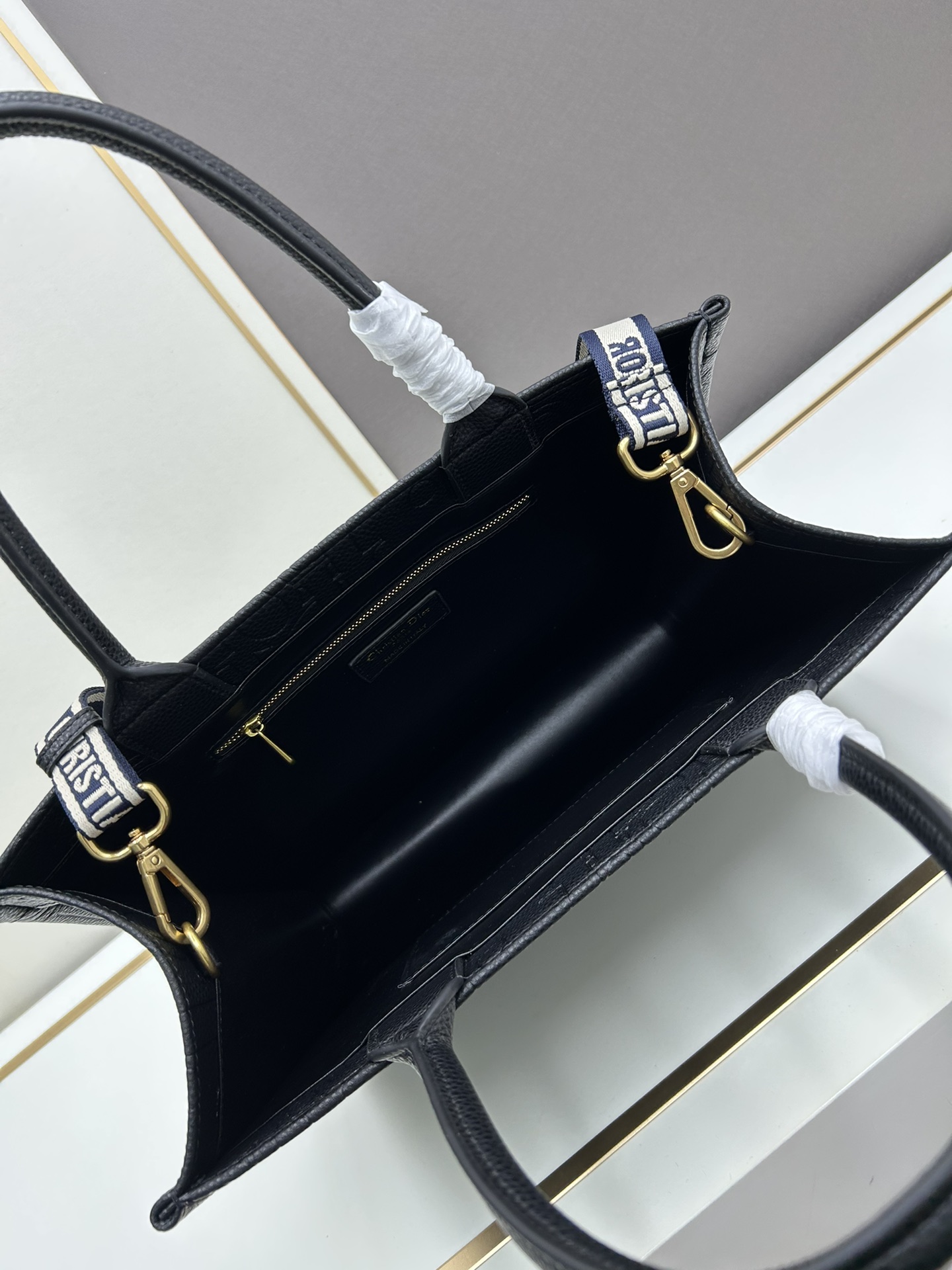 批330🔥Dior 高品质-秋冬系新款🔥大号
𝗗𝗜𝗢𝗥 𝗕𝗼𝗼𝗸 𝘁𝗼𝘁𝗲 托特购物袋,全皮压花
席卷整个时尚圈的复古风压花风格
立体压花 凹凸有致
浓厚的复古艺术气息简直是行走的艺术品
超大容量更是吹爆它
特别适合想把整个家带出门的姑娘
妈咪袋 公文包 旅行出游好帮手
时髦精凹造型必须拥有,人手必备
容量:可放 A4 大小的平板电脑
色系:克,灰,杏,绿,酒红
款号:Y1296
尺寸: 36.5×28×17.5cm