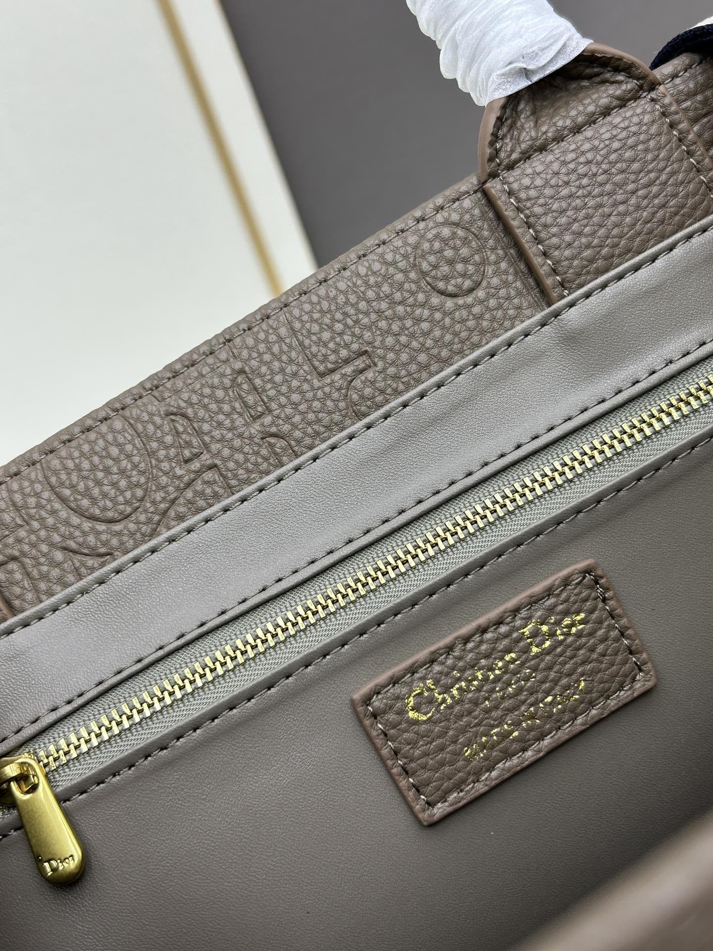 批330🔥Dior 高品质-秋冬系新款🔥大号
𝗗𝗜𝗢𝗥 𝗕𝗼𝗼𝗸 𝘁𝗼𝘁𝗲 托特购物袋,全皮压花
席卷整个时尚圈的复古风压花风格
立体压花 凹凸有致
浓厚的复古艺术气息简直是行走的艺术品
超大容量更是吹爆它
特别适合想把整个家带出门的姑娘
妈咪袋 公文包 旅行出游好帮手
时髦精凹造型必须拥有,人手必备
容量:可放 A4 大小的平板电脑
色系:克,灰,杏,绿,酒红
款号:Y1296
尺寸: 36.5×28×17.5cm