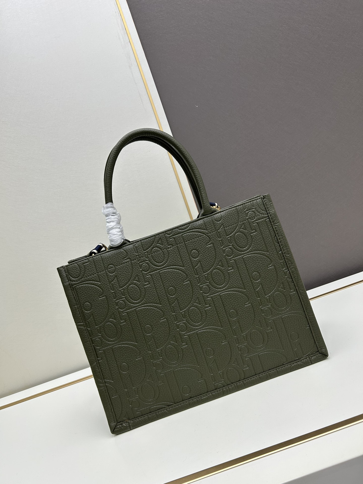 批330🔥Dior 高品质-秋冬系新款🔥大号
𝗗𝗜𝗢𝗥 𝗕𝗼𝗼𝗸 𝘁𝗼𝘁𝗲 托特购物袋，全皮压花
席卷整个时尚圈的复古风压花风格
立体压花  凹凸有致 
浓厚的复古艺术气息简直是行走的艺术品 
超大容量更是吹爆它 
特别适合想把整个家带出门的姑娘
妈咪袋 公文包 旅行出游好帮手 
时髦精凹造型必须拥有，人手必备
容量：可放 A4 大小的平板电脑
色系：克，灰，杏，绿，酒红
款号：Y1296
尺寸： 36.5×28×17.5cm