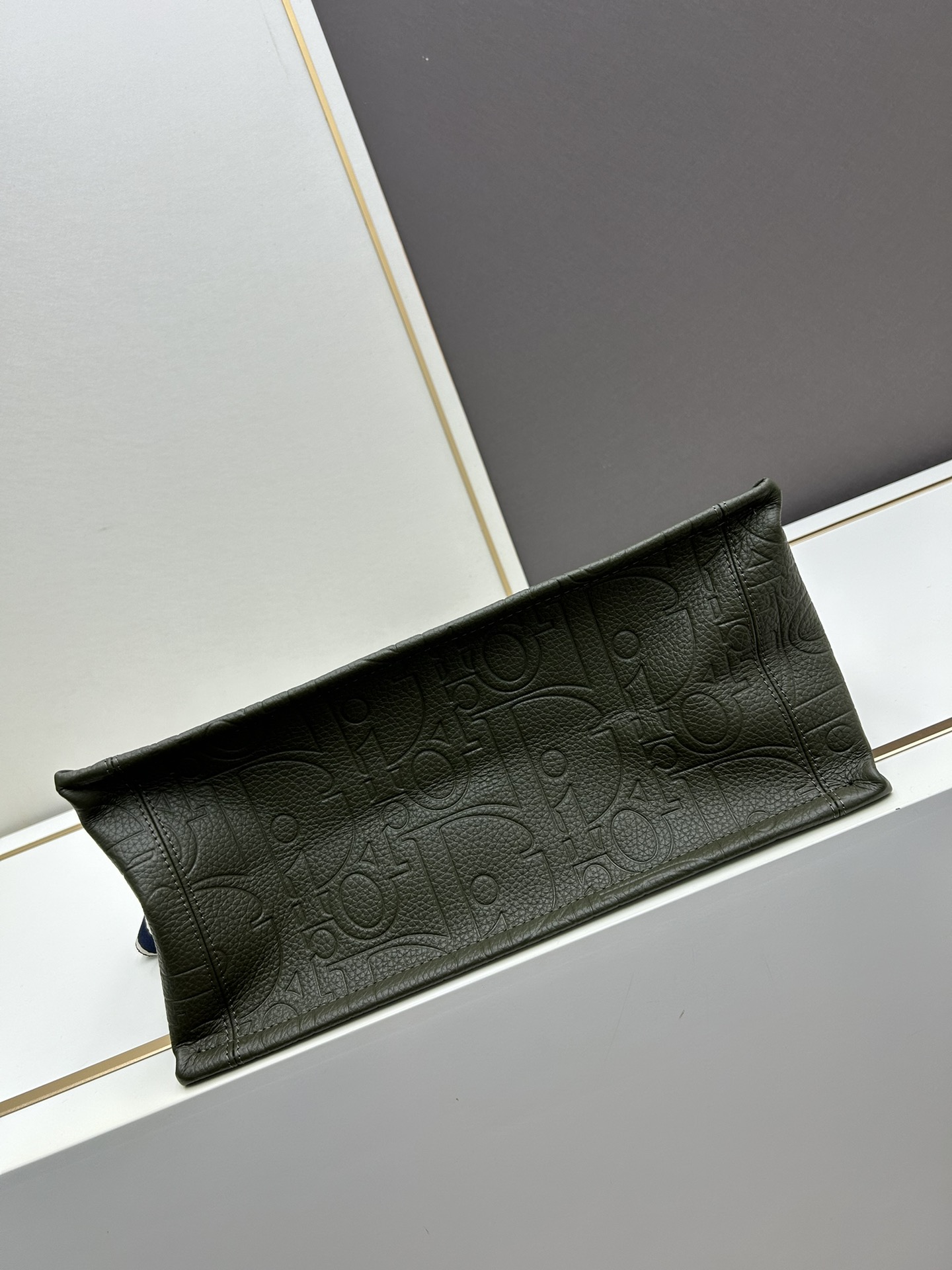 批330🔥Dior 高品质-秋冬系新款🔥大号
𝗗𝗜𝗢𝗥 𝗕𝗼𝗼𝗸 𝘁𝗼𝘁𝗲 托特购物袋，全皮压花
席卷整个时尚圈的复古风压花风格
立体压花  凹凸有致 
浓厚的复古艺术气息简直是行走的艺术品 
超大容量更是吹爆它 
特别适合想把整个家带出门的姑娘
妈咪袋 公文包 旅行出游好帮手 
时髦精凹造型必须拥有，人手必备
容量：可放 A4 大小的平板电脑
色系：克，灰，杏，绿，酒红
款号：Y1296
尺寸： 36.5×28×17.5cm