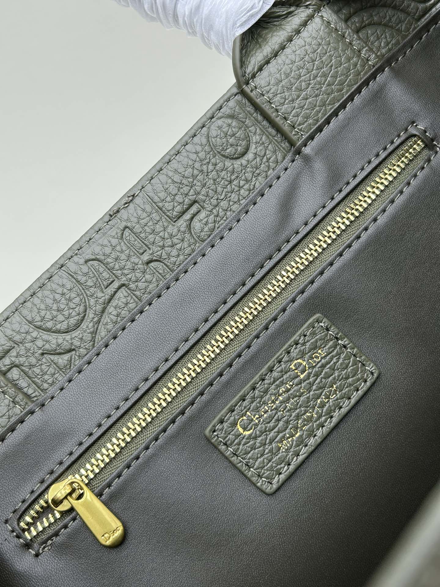 批330🔥Dior 高品质-秋冬系新款🔥大号
𝗗𝗜𝗢𝗥 𝗕𝗼𝗼𝗸 𝘁𝗼𝘁𝗲 托特购物袋，全皮压花
席卷整个时尚圈的复古风压花风格
立体压花  凹凸有致 
浓厚的复古艺术气息简直是行走的艺术品 
超大容量更是吹爆它 
特别适合想把整个家带出门的姑娘
妈咪袋 公文包 旅行出游好帮手 
时髦精凹造型必须拥有，人手必备
容量：可放 A4 大小的平板电脑
色系：克，灰，杏，绿，酒红
款号：Y1296
尺寸： 36.5×28×17.5cm