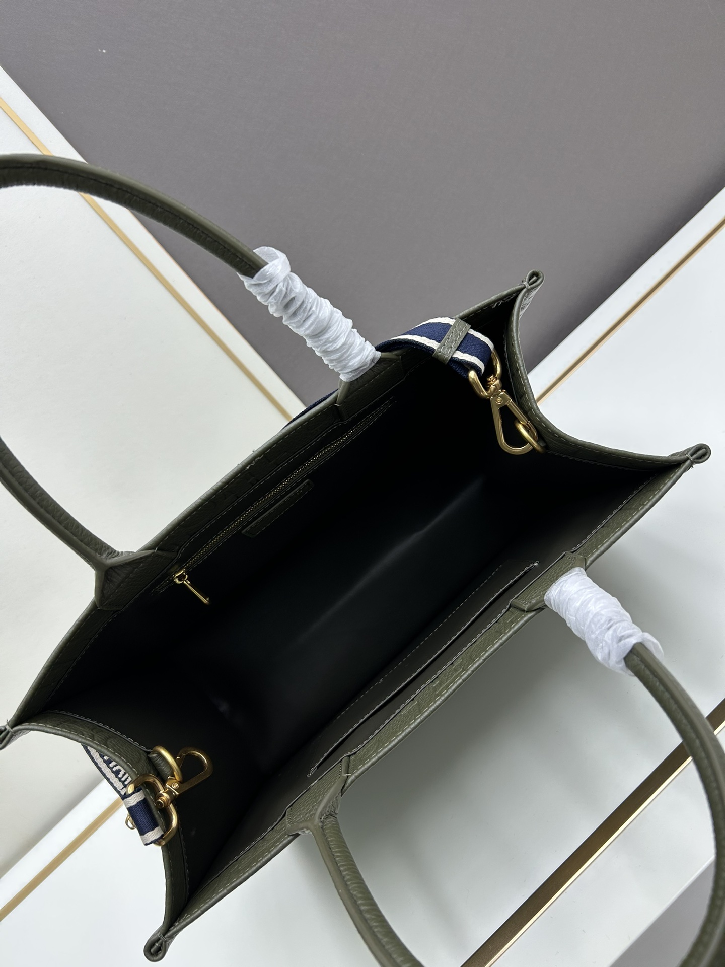 批330🔥Dior 高品质-秋冬系新款🔥大号
𝗗𝗜𝗢𝗥 𝗕𝗼𝗼𝗸 𝘁𝗼𝘁𝗲 托特购物袋，全皮压花
席卷整个时尚圈的复古风压花风格
立体压花  凹凸有致 
浓厚的复古艺术气息简直是行走的艺术品 
超大容量更是吹爆它 
特别适合想把整个家带出门的姑娘
妈咪袋 公文包 旅行出游好帮手 
时髦精凹造型必须拥有，人手必备
容量：可放 A4 大小的平板电脑
色系：克，灰，杏，绿，酒红
款号：Y1296
尺寸： 36.5×28×17.5cm