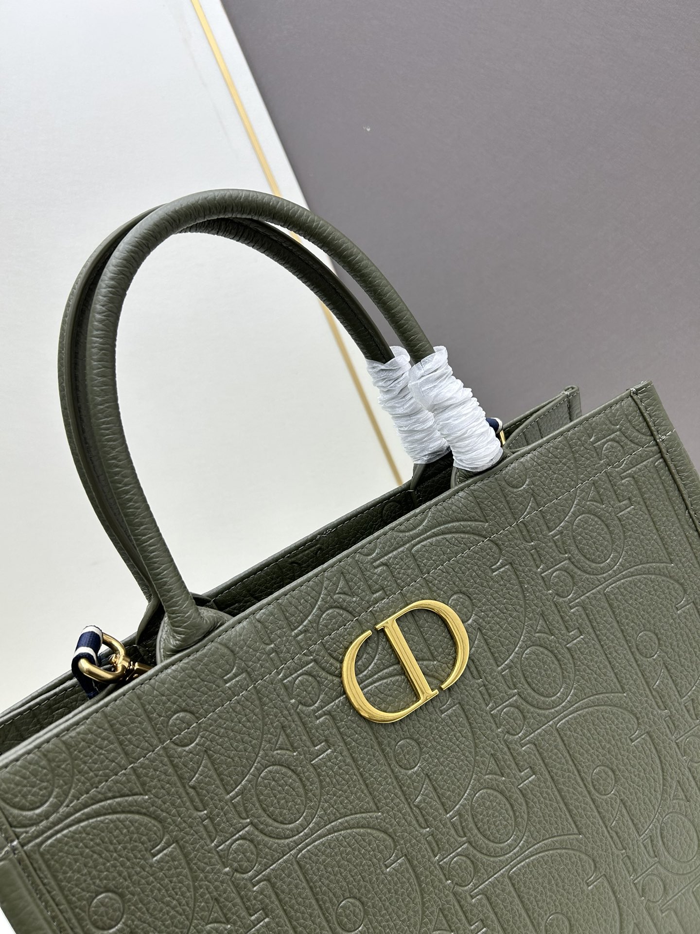 批330🔥Dior 高品质-秋冬系新款🔥大号
𝗗𝗜𝗢𝗥 𝗕𝗼𝗼𝗸 𝘁𝗼𝘁𝗲 托特购物袋，全皮压花
席卷整个时尚圈的复古风压花风格
立体压花  凹凸有致 
浓厚的复古艺术气息简直是行走的艺术品 
超大容量更是吹爆它 
特别适合想把整个家带出门的姑娘
妈咪袋 公文包 旅行出游好帮手 
时髦精凹造型必须拥有，人手必备
容量：可放 A4 大小的平板电脑
色系：克，灰，杏，绿，酒红
款号：Y1296
尺寸： 36.5×28×17.5cm