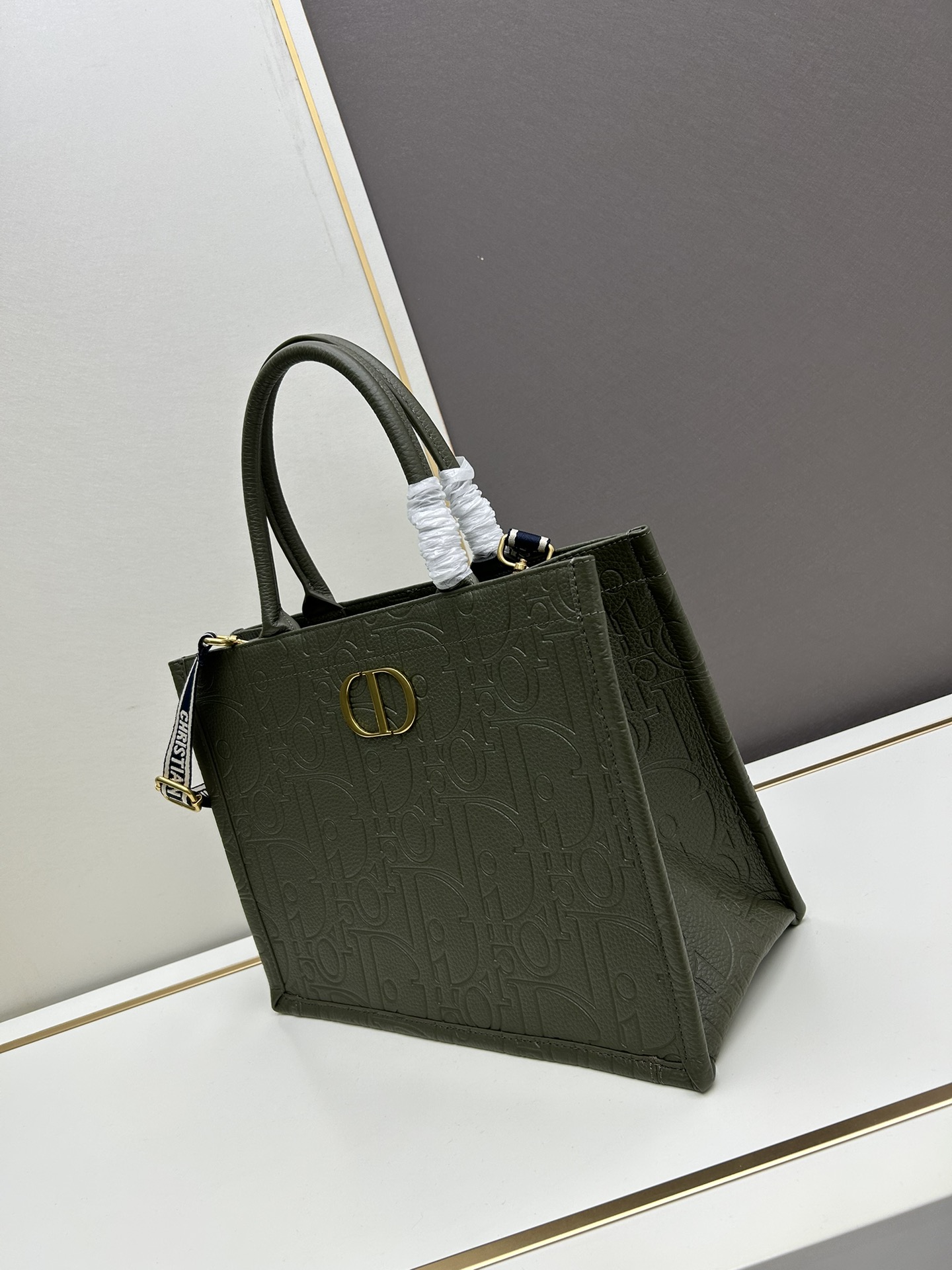 批330🔥Dior 高品质-秋冬系新款🔥大号
𝗗𝗜𝗢𝗥 𝗕𝗼𝗼𝗸 𝘁𝗼𝘁𝗲 托特购物袋，全皮压花
席卷整个时尚圈的复古风压花风格
立体压花  凹凸有致 
浓厚的复古艺术气息简直是行走的艺术品 
超大容量更是吹爆它 
特别适合想把整个家带出门的姑娘
妈咪袋 公文包 旅行出游好帮手 
时髦精凹造型必须拥有，人手必备
容量：可放 A4 大小的平板电脑
色系：克，灰，杏，绿，酒红
款号：Y1296
尺寸： 36.5×28×17.5cm