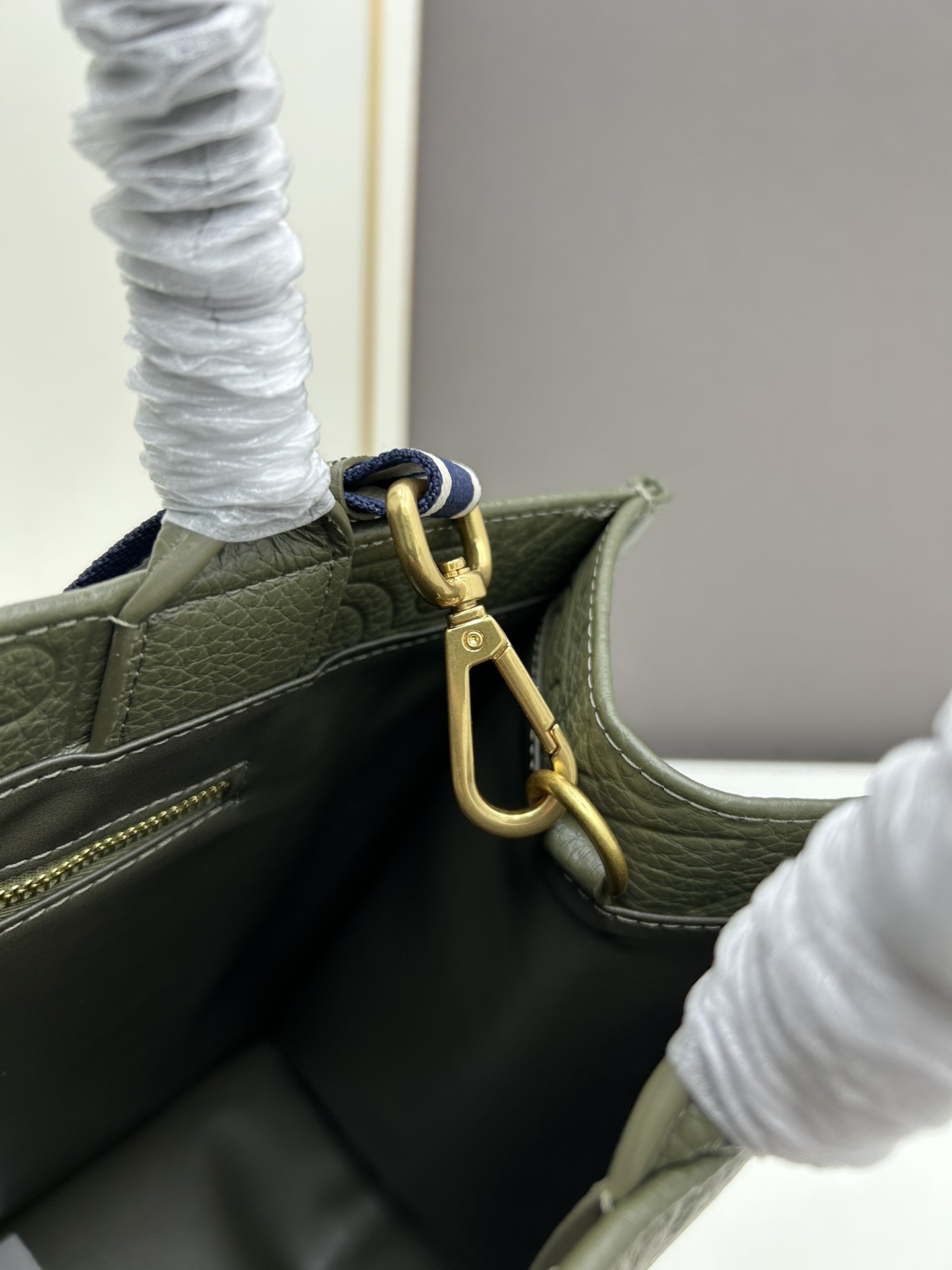 批330🔥Dior 高品质-秋冬系新款🔥大号
𝗗𝗜𝗢𝗥 𝗕𝗼𝗼𝗸 𝘁𝗼𝘁𝗲 托特购物袋，全皮压花
席卷整个时尚圈的复古风压花风格
立体压花  凹凸有致 
浓厚的复古艺术气息简直是行走的艺术品 
超大容量更是吹爆它 
特别适合想把整个家带出门的姑娘
妈咪袋 公文包 旅行出游好帮手 
时髦精凹造型必须拥有，人手必备
容量：可放 A4 大小的平板电脑
色系：克，灰，杏，绿，酒红
款号：Y1296
尺寸： 36.5×28×17.5cm