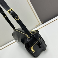 全皮系🎉PRADA 专柜 新款🎉【原单品质+对版专柜五金】 头层皱漆牛皮-绒面麂皮锁头包🎉这款单肩包采用 全皮系🎉PRADA 专柜 新款🎉【原单品质+对版专柜五金】 头层皱漆牛皮-绒面麂皮锁头包🎉这款单肩包采用