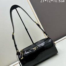 全皮系🎉PRADA 专柜 新款🎉【原单品质+对版专柜五金】 头层皱漆牛皮-绒面麂皮锁头包🎉这款单肩包采用 全皮系🎉PRADA 专柜 新款🎉【原单品质+对版专柜五金】 头层皱漆牛皮-绒面麂皮锁头包🎉这款单肩包采用