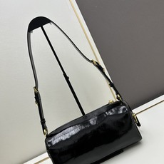 全皮系🎉PRADA 专柜 新款🎉【原单品质+对版专柜五金】 头层皱漆牛皮-绒面麂皮锁头包🎉这款单肩包采用 全皮系🎉PRADA 专柜 新款🎉【原单品质+对版专柜五金】 头层皱漆牛皮-绒面麂皮锁头包🎉这款单肩包采用