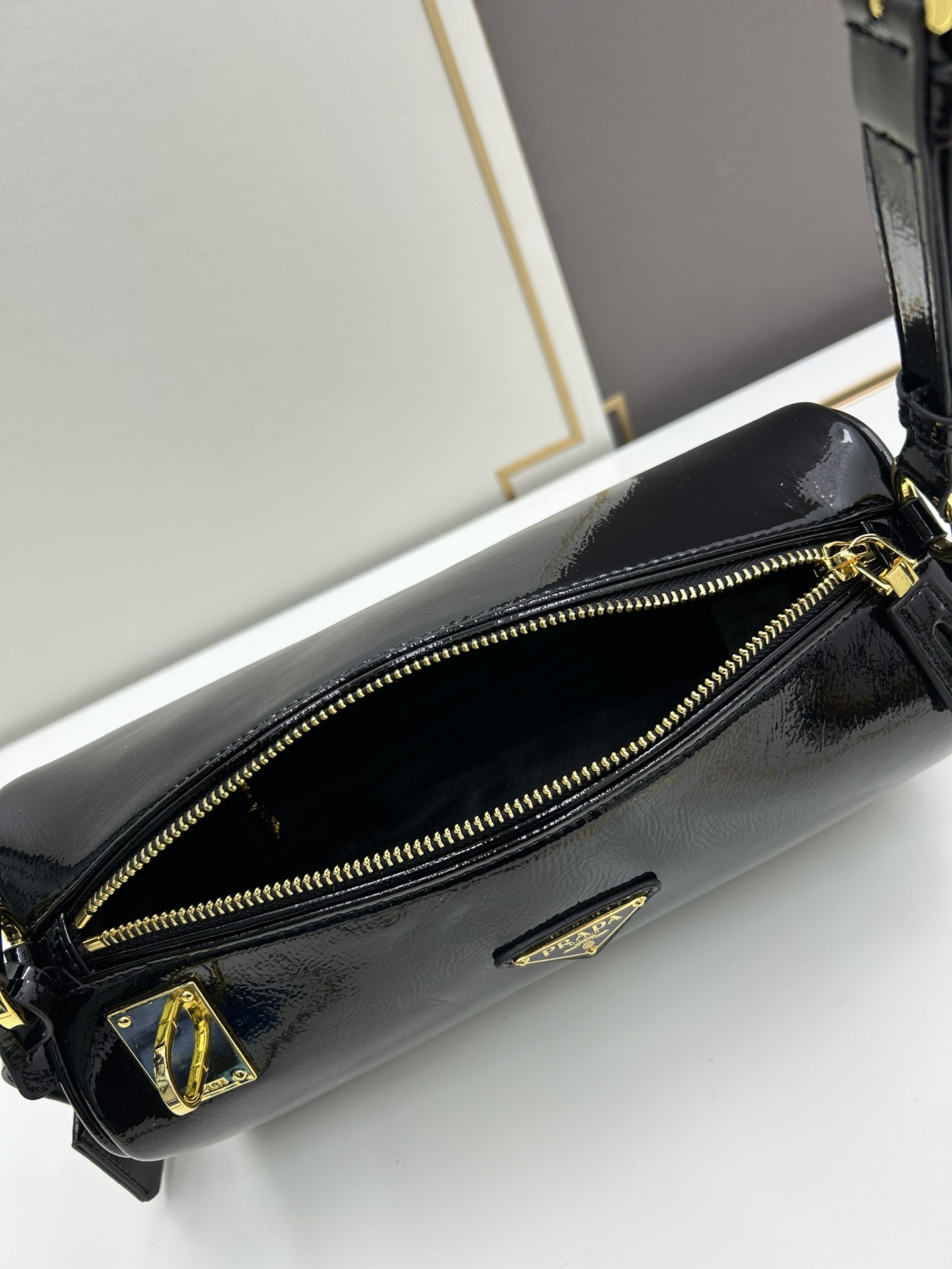 全皮系🎉PRADA 专柜 新款🎉【原单品质+对版专柜五金】 头层皱漆牛皮-绒面麂皮锁头包🎉这款单肩包采用 全皮系🎉PRADA 专柜 新款🎉【原单品质+对版专柜五金】 头层皱漆牛皮-绒面麂皮锁头包🎉这款单肩包采用