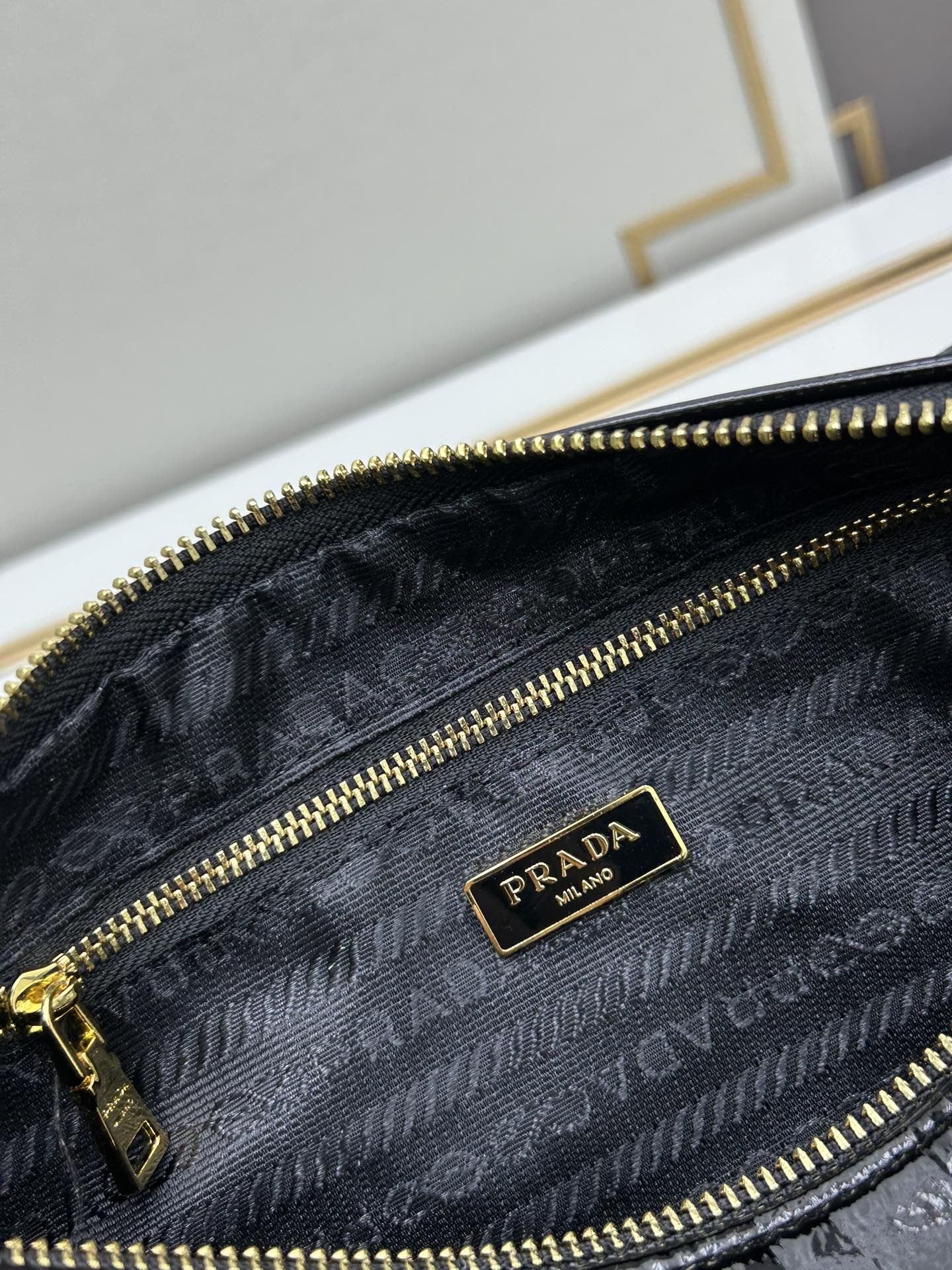 全皮系🎉PRADA 专柜 新款🎉【原单品质+对版专柜五金】 头层皱漆牛皮-绒面麂皮锁头包🎉这款单肩包采用 全皮系🎉PRADA 专柜 新款🎉【原单品质+对版专柜五金】 头层皱漆牛皮-绒面麂皮锁头包🎉这款单肩包采用