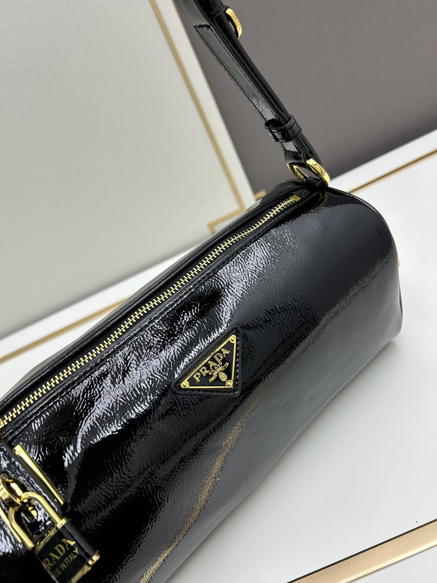 全皮系🎉PRADA 专柜 新款🎉【原单品质+对版专柜五金】 头层皱漆牛皮-绒面麂皮锁头包🎉这款单肩包采用 全皮系🎉PRADA 专柜 新款🎉【原单品质+对版专柜五金】 头层皱漆牛皮-绒面麂皮锁头包🎉这款单肩包采用