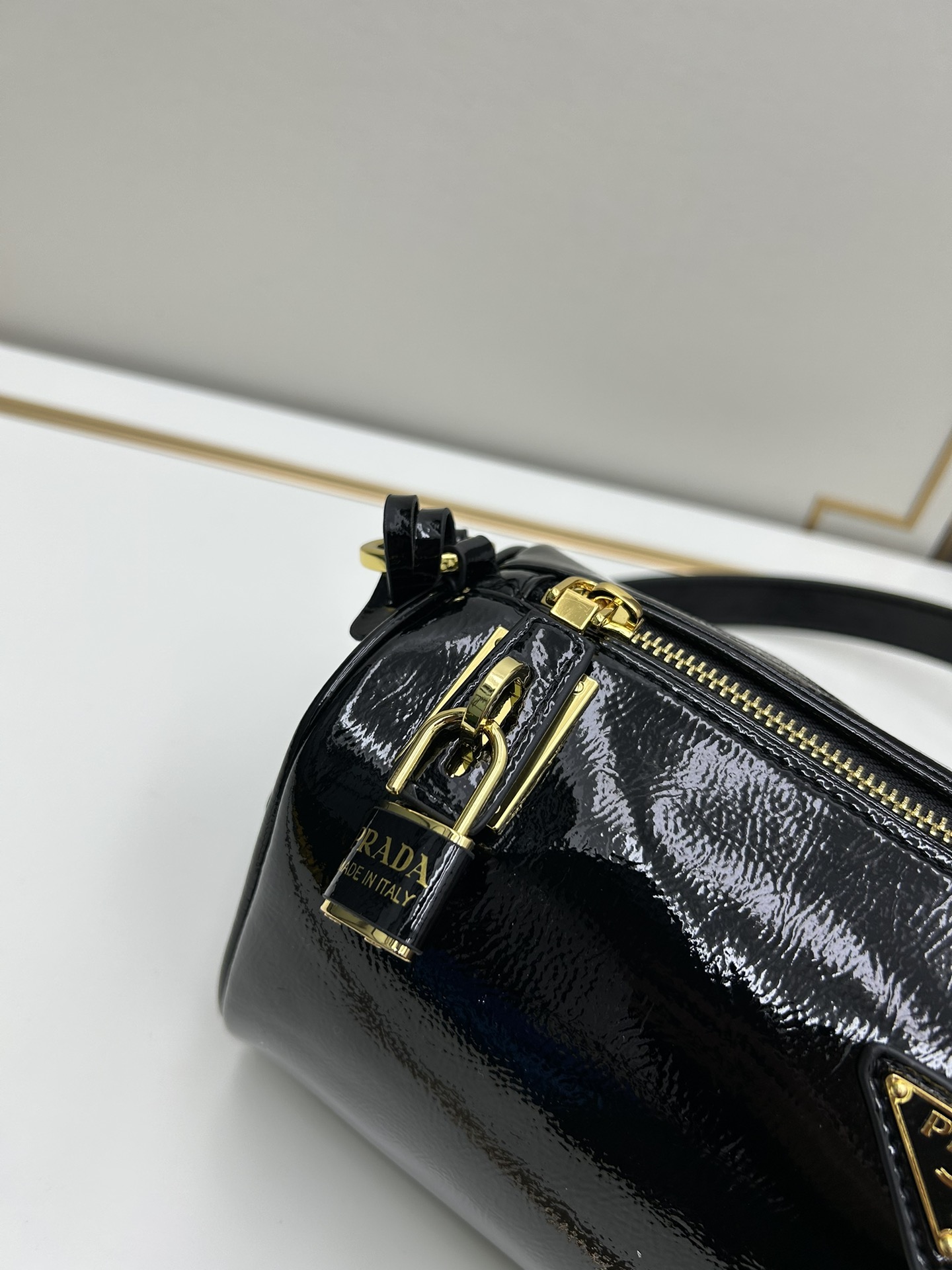 全皮系🎉PRADA 专柜 新款🎉【原单品质+对版专柜五金】 头层皱漆牛皮-绒面麂皮锁头包🎉这款单肩包采用 全皮系🎉PRADA 专柜 新款🎉【原单品质+对版专柜五金】 头层皱漆牛皮-绒面麂皮锁头包🎉这款单肩包采用