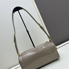 全皮系🎉PRADA 专柜 新款🎉【原单品质+对版专柜五金】 头层皱漆牛皮-绒面麂皮锁头包🎉这款单肩包采用 全皮系🎉PRADA 专柜 新款🎉【原单品质+对版专柜五金】 头层皱漆牛皮-绒面麂皮锁头包🎉这款单肩包采用