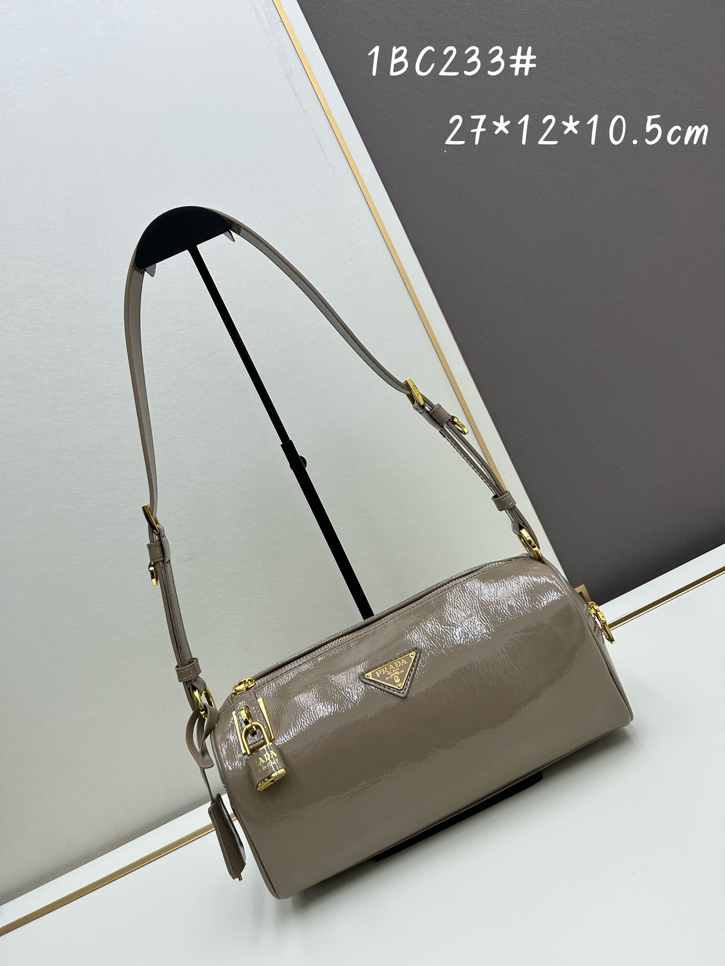 全皮系🎉PRADA 专柜 新款🎉【原单品质+对版专柜五金】 头层皱漆牛皮-绒面麂皮锁头包🎉这款单肩包采用 全皮系🎉PRADA 专柜 新款🎉【原单品质+对版专柜五金】 头层皱漆牛皮-绒面麂皮锁头包🎉这款单肩包采用