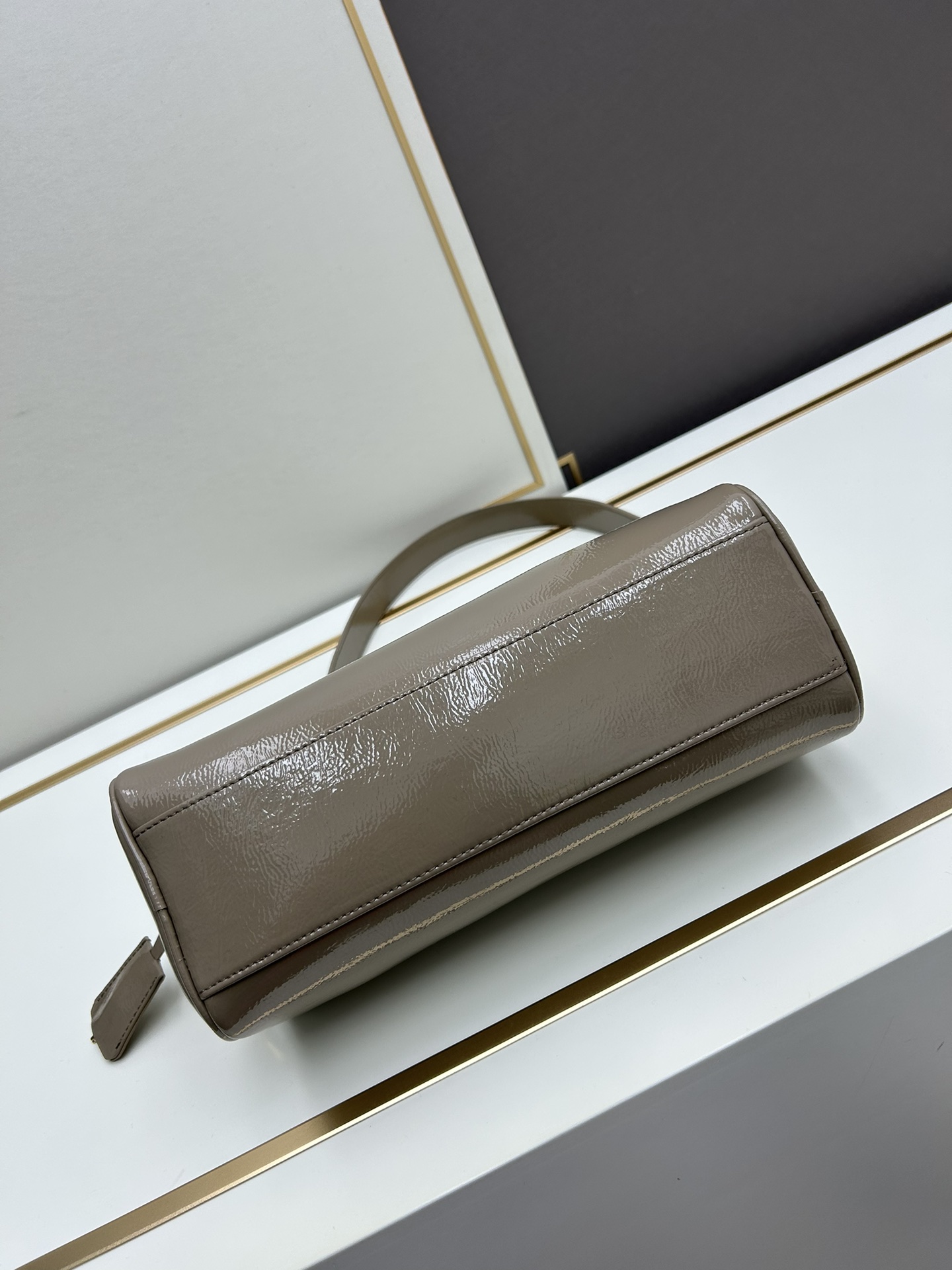 全皮系🎉PRADA 专柜 新款🎉【原单品质+对版专柜五金】 头层皱漆牛皮-绒面麂皮锁头包🎉这款单肩包采用 全皮系🎉PRADA 专柜 新款🎉【原单品质+对版专柜五金】 头层皱漆牛皮-绒面麂皮锁头包🎉这款单肩包采用