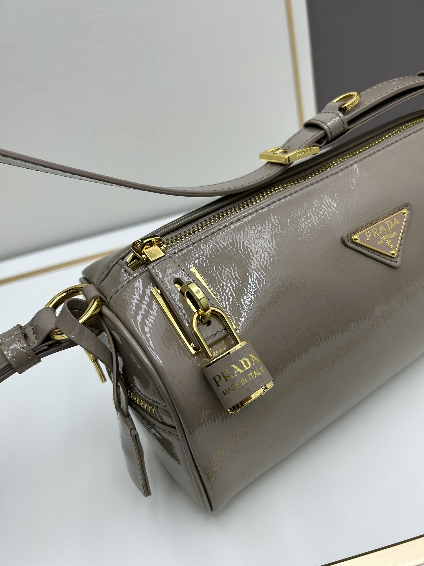 全皮系🎉PRADA 专柜 新款🎉【原单品质+对版专柜五金】 头层皱漆牛皮-绒面麂皮锁头包🎉这款单肩包采用 全皮系🎉PRADA 专柜 新款🎉【原单品质+对版专柜五金】 头层皱漆牛皮-绒面麂皮锁头包🎉这款单肩包采用