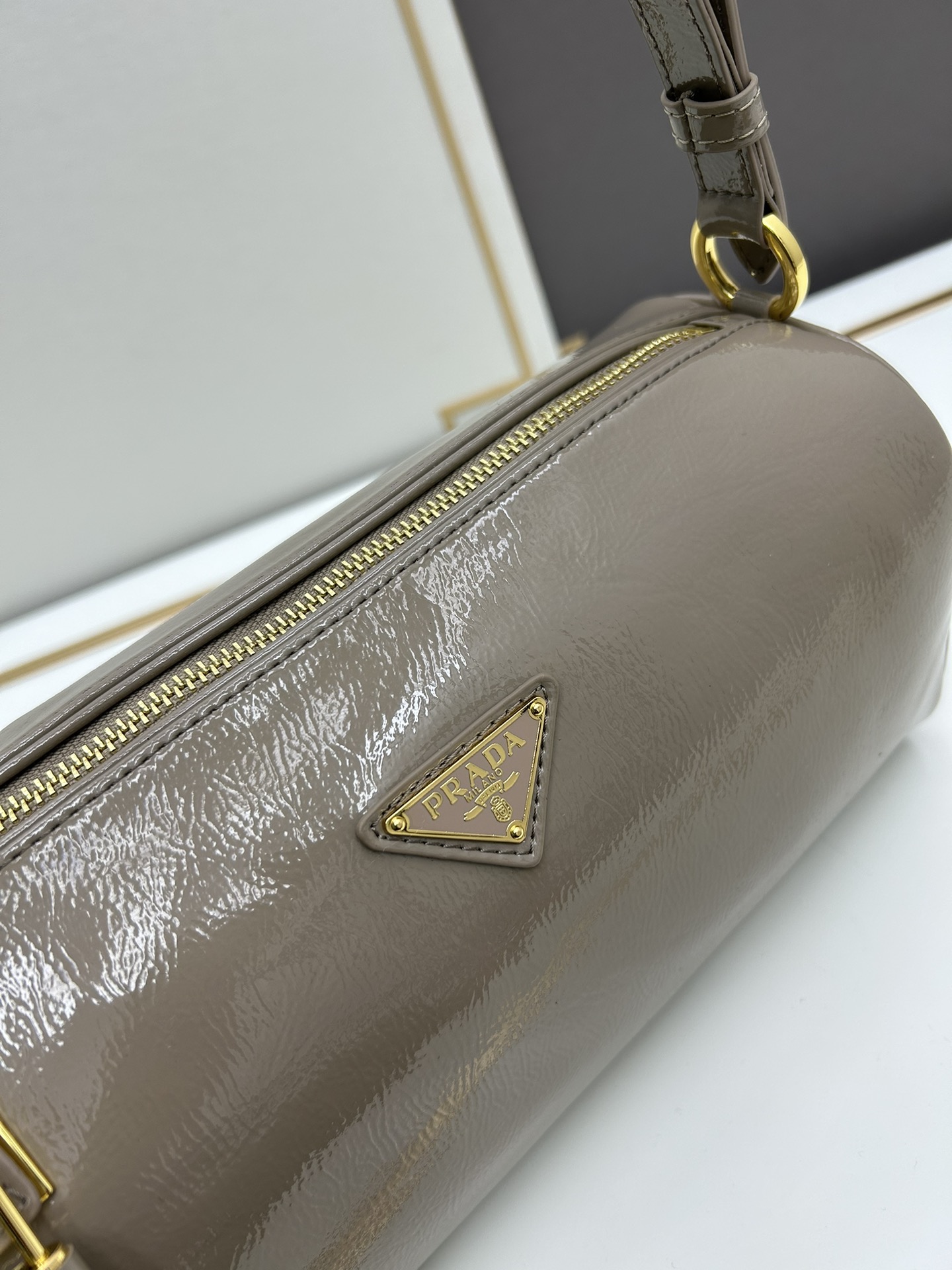 全皮系🎉PRADA 专柜 新款🎉【原单品质+对版专柜五金】 头层皱漆牛皮-绒面麂皮锁头包🎉这款单肩包采用 全皮系🎉PRADA 专柜 新款🎉【原单品质+对版专柜五金】 头层皱漆牛皮-绒面麂皮锁头包🎉这款单肩包采用