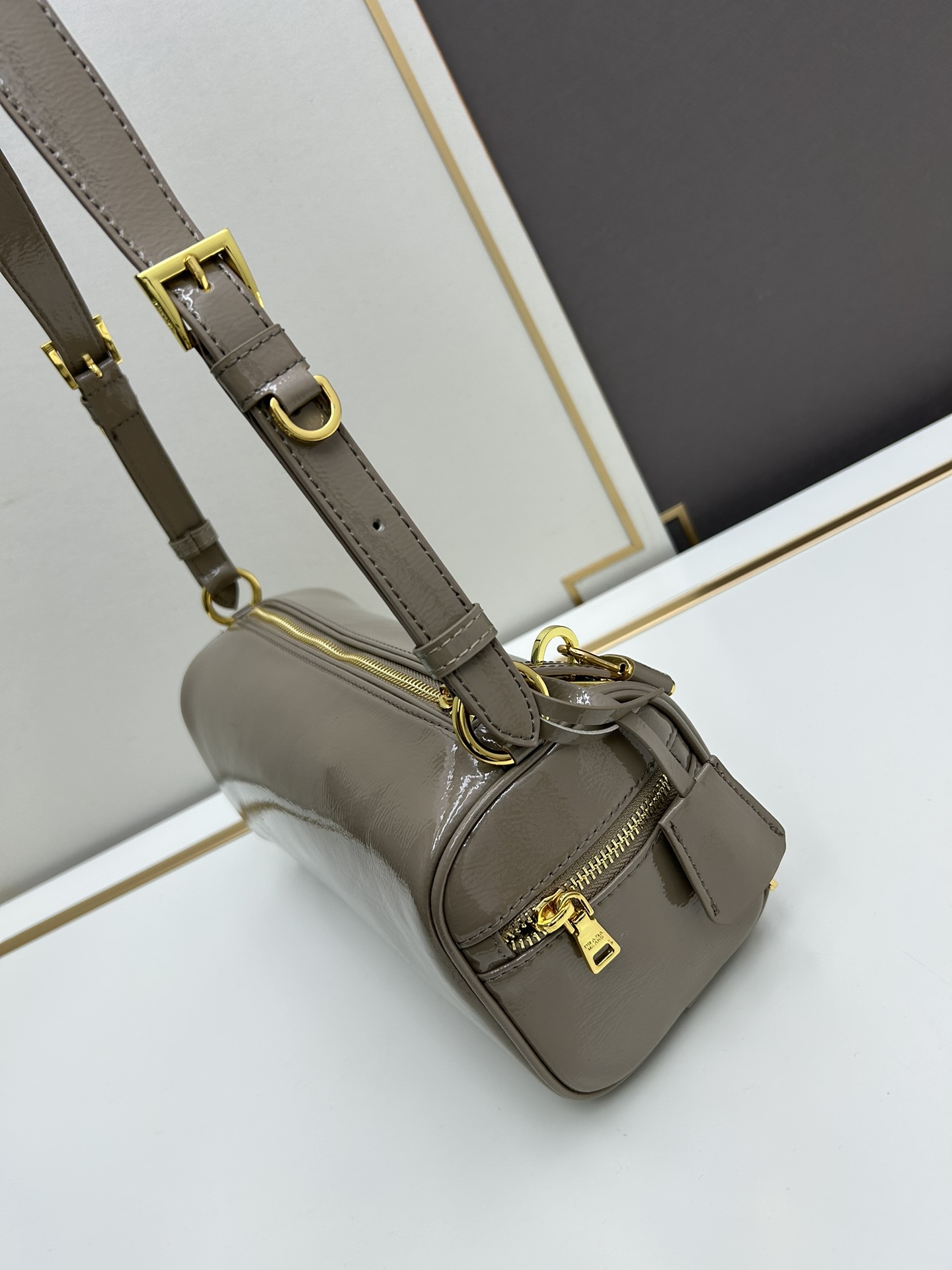全皮系🎉PRADA 专柜 新款🎉【原单品质+对版专柜五金】 头层皱漆牛皮-绒面麂皮锁头包🎉这款单肩包采用 全皮系🎉PRADA 专柜 新款🎉【原单品质+对版专柜五金】 头层皱漆牛皮-绒面麂皮锁头包🎉这款单肩包采用