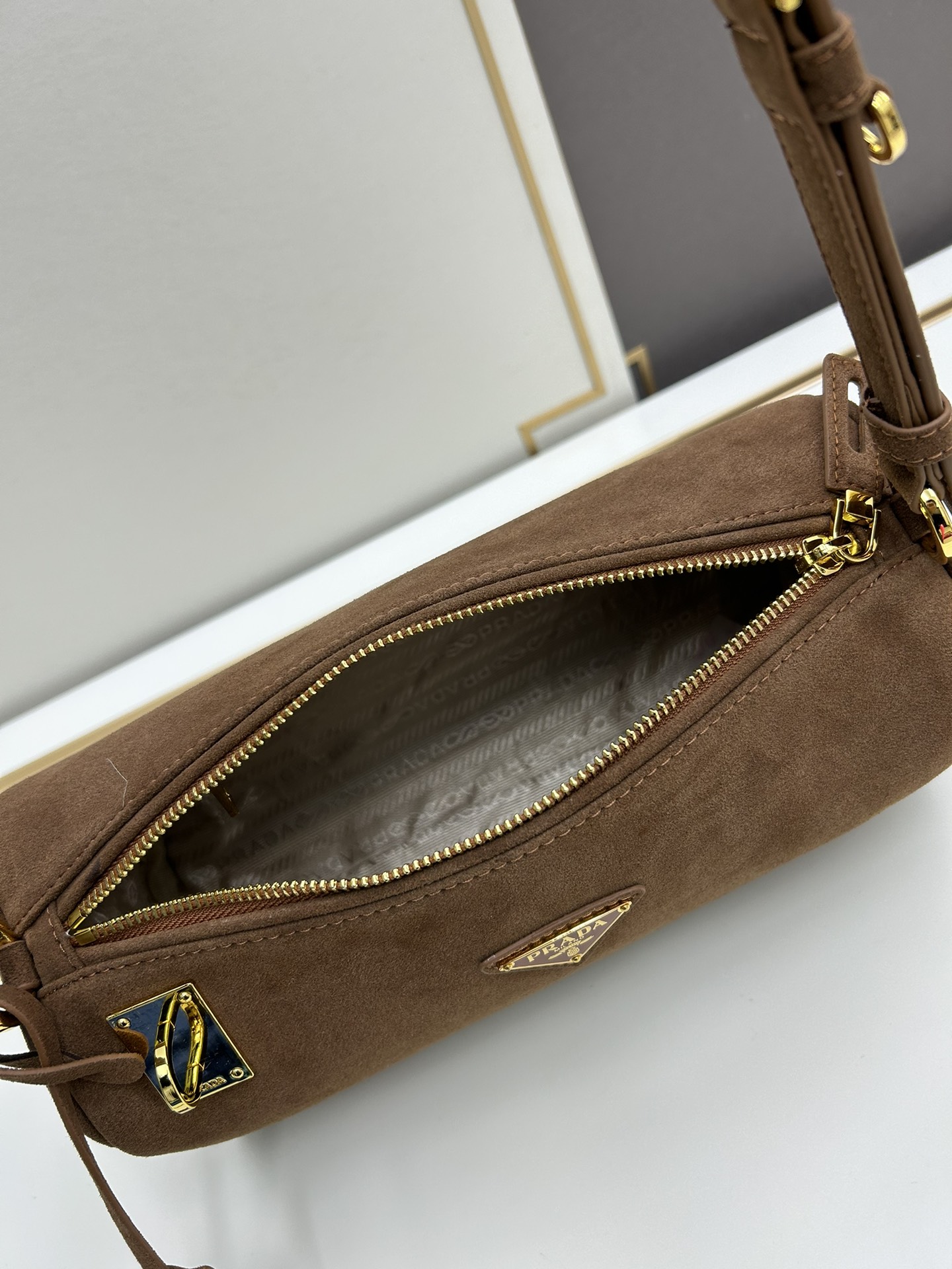 全皮系🎉PRADA 专柜 新款🎉【原单品质+对版专柜五金】 头层皱漆牛皮-绒面麂皮锁头包🎉这款单肩包采用 全皮系🎉PRADA 专柜 新款🎉【原单品质+对版专柜五金】 头层皱漆牛皮-绒面麂皮锁头包🎉这款单肩包采用