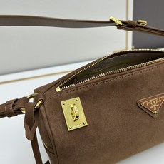 全皮系🎉PRADA 专柜 新款🎉【原单品质+对版专柜五金】 头层皱漆牛皮-绒面麂皮锁头包🎉这款单肩包采用 全皮系🎉PRADA 专柜 新款🎉【原单品质+对版专柜五金】 头层皱漆牛皮-绒面麂皮锁头包🎉这款单肩包采用