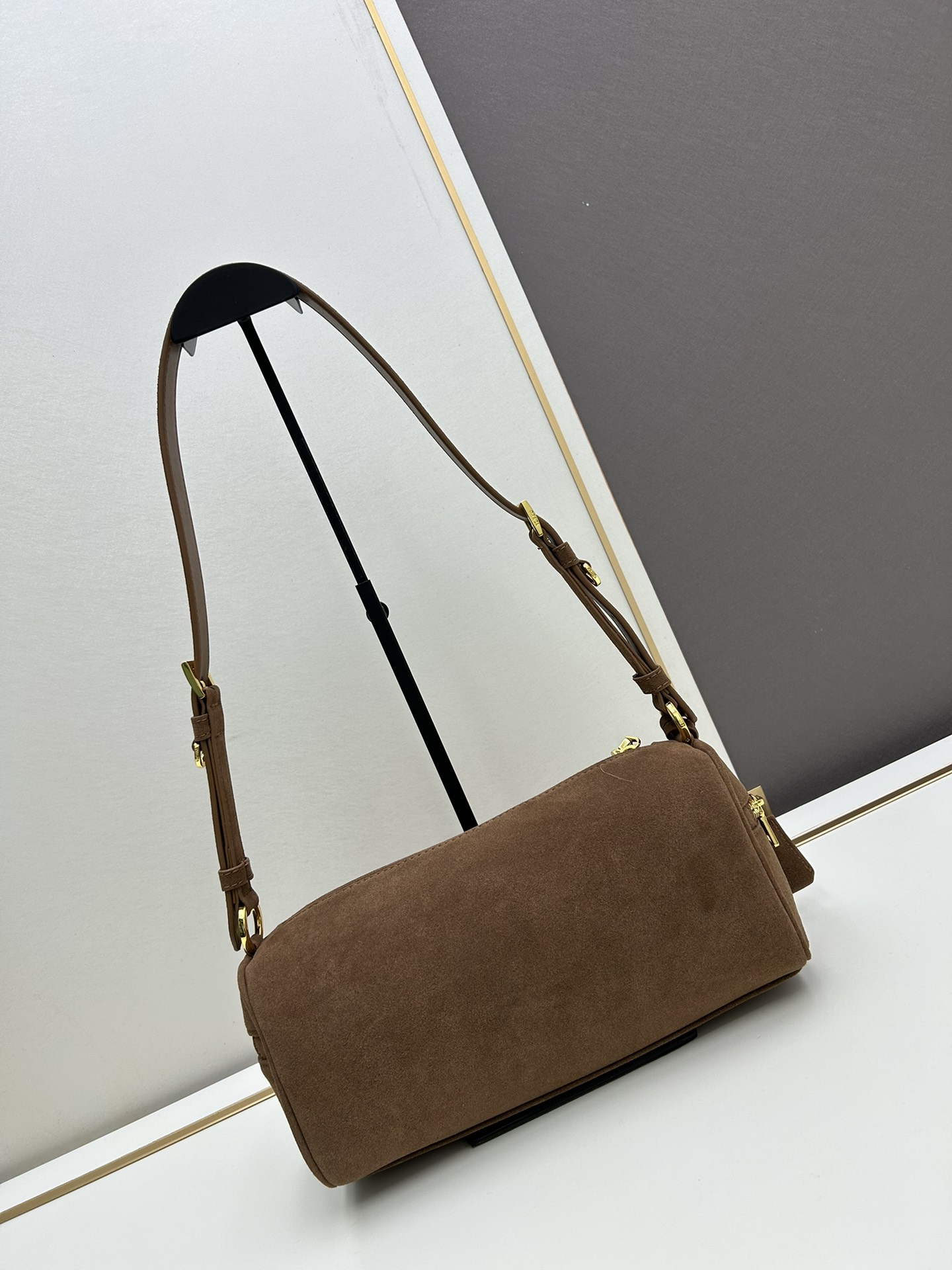 全皮系🎉PRADA 专柜 新款🎉【原单品质+对版专柜五金】 头层皱漆牛皮-绒面麂皮锁头包🎉这款单肩包采用 全皮系🎉PRADA 专柜 新款🎉【原单品质+对版专柜五金】 头层皱漆牛皮-绒面麂皮锁头包🎉这款单肩包采用
