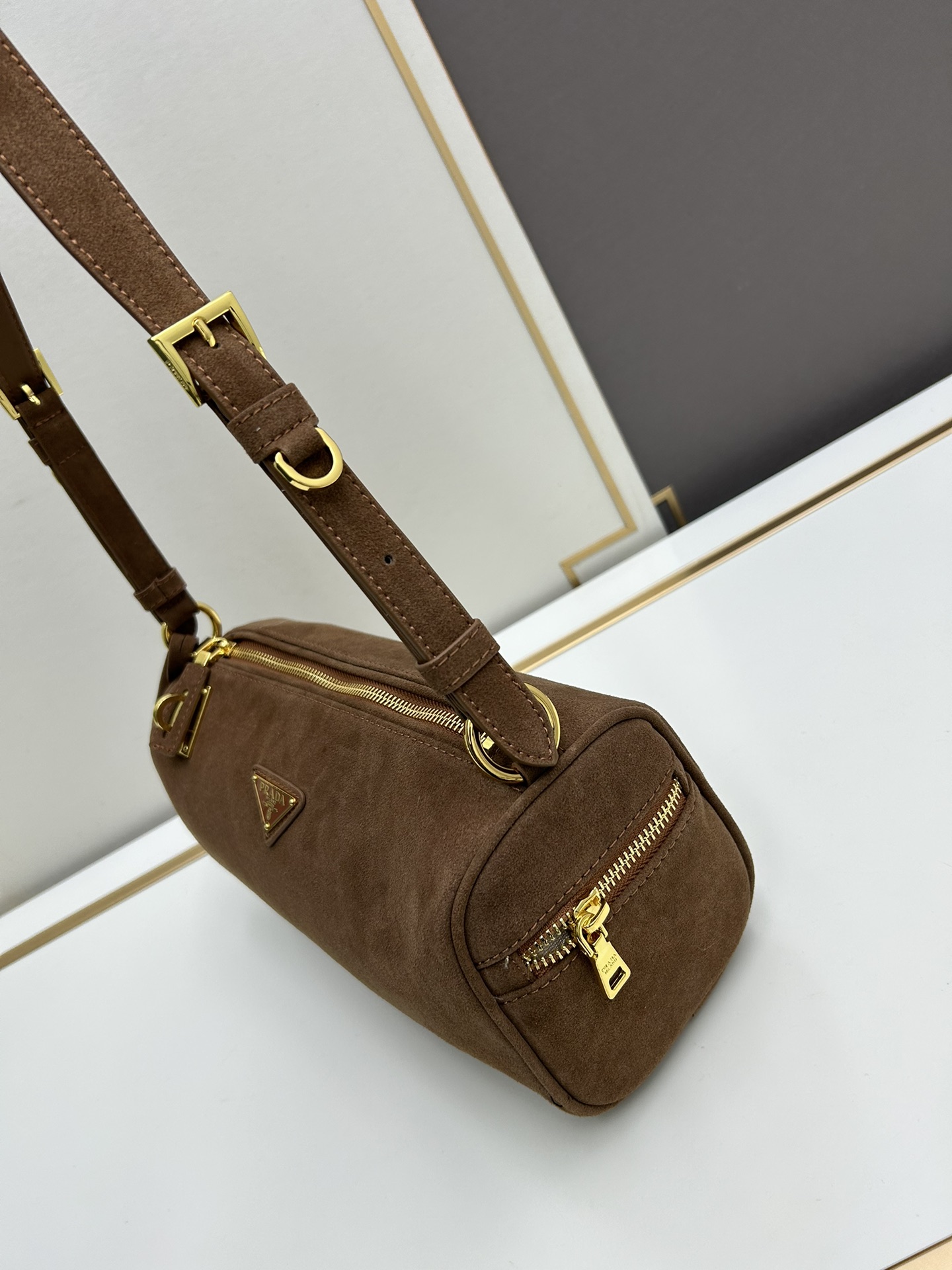 全皮系🎉PRADA 专柜 新款🎉【原单品质+对版专柜五金】 头层皱漆牛皮-绒面麂皮锁头包🎉这款单肩包采用 全皮系🎉PRADA 专柜 新款🎉【原单品质+对版专柜五金】 头层皱漆牛皮-绒面麂皮锁头包🎉这款单肩包采用
