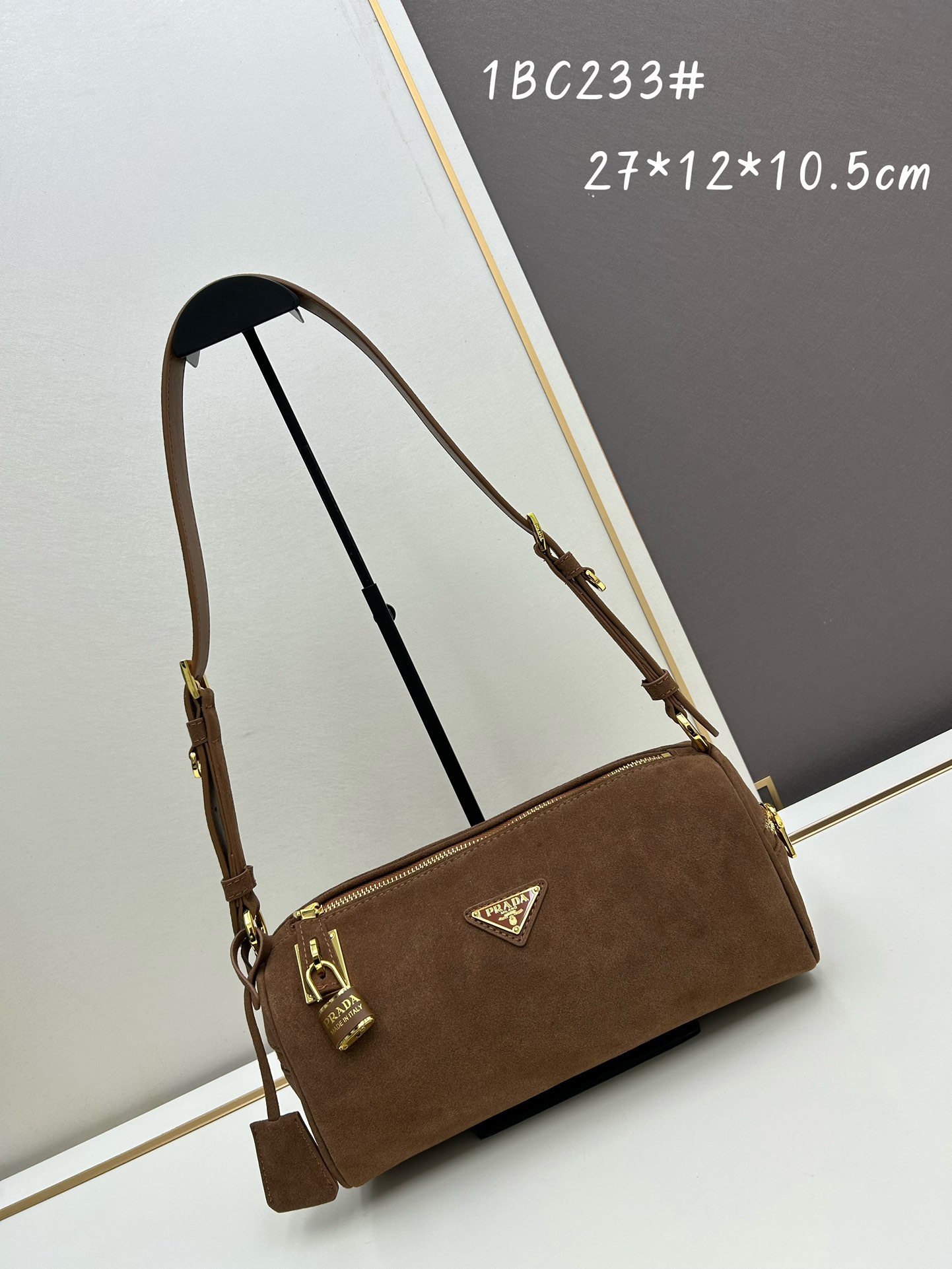 全皮系🎉PRADA 专柜 新款🎉【原单品质+对版专柜五金】 头层皱漆牛皮-绒面麂皮锁头包🎉这款单肩包采用 全皮系🎉PRADA 专柜 新款🎉【原单品质+对版专柜五金】 头层皱漆牛皮-绒面麂皮锁头包🎉这款单肩包采用