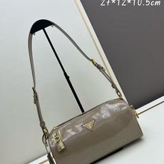 全皮系🎉PRADA 专柜 新款🎉【原单品质+对版专柜五金】 头层皱漆牛皮-绒面麂皮锁头包🎉这款单肩包采用 全皮系🎉PRADA 专柜 新款🎉【原单品质+对版专柜五金】 头层皱漆牛皮-绒面麂皮锁头包🎉这款单肩包采用