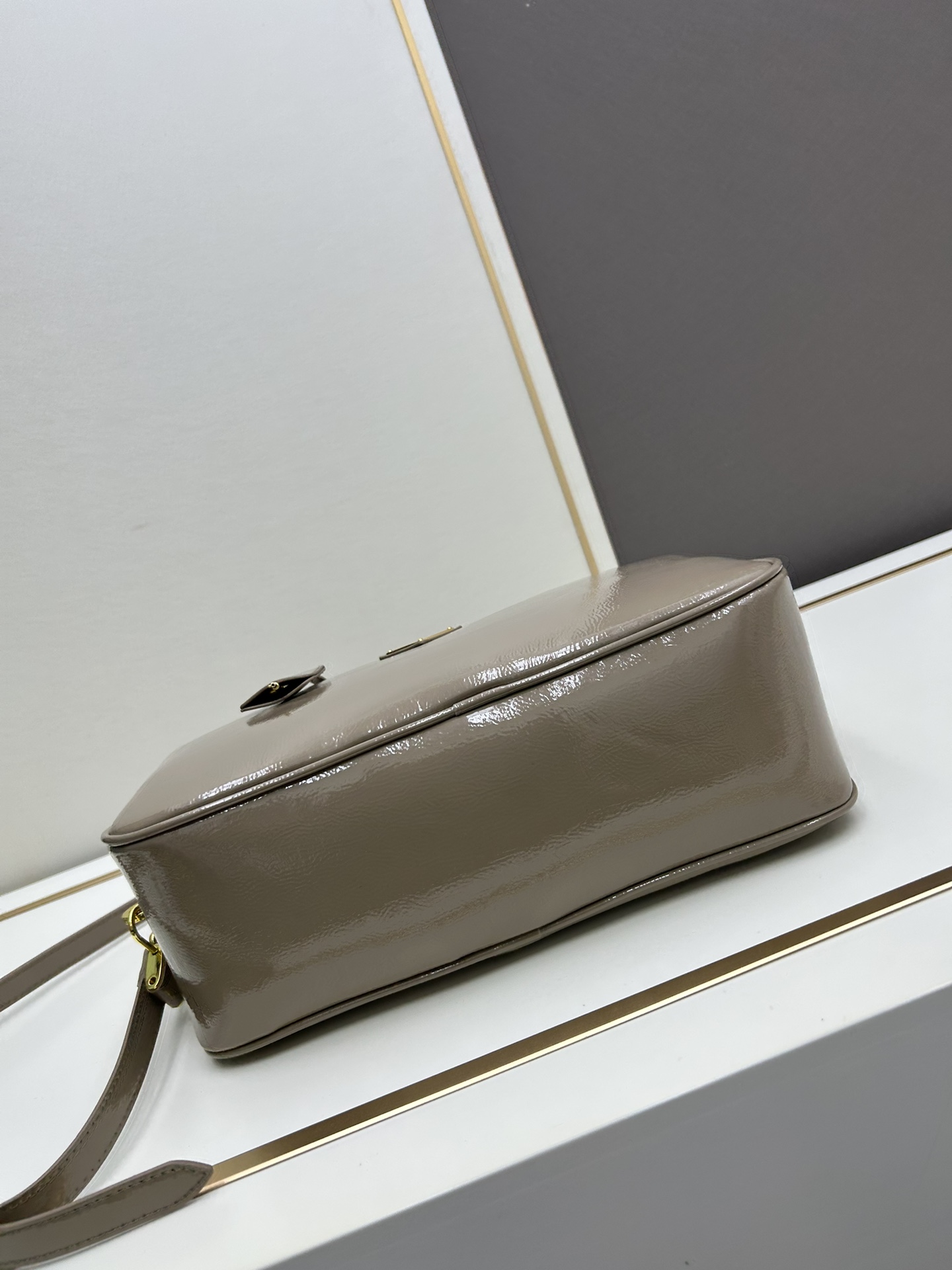 Fendi 全皮系 新款 +对版 五金 头层皱漆牛皮-绒面麂皮锁头包 采用全头层牛皮材质