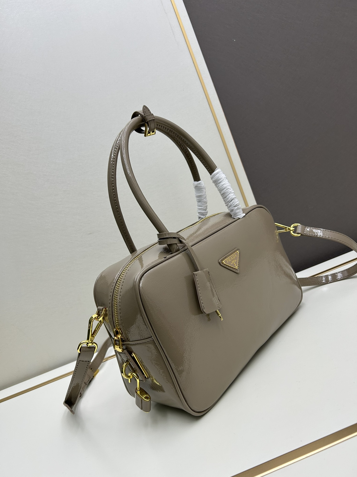 Fendi 全皮系 新款 +对版 五金 头层皱漆牛皮-绒面麂皮锁头包 采用全头层牛皮材质