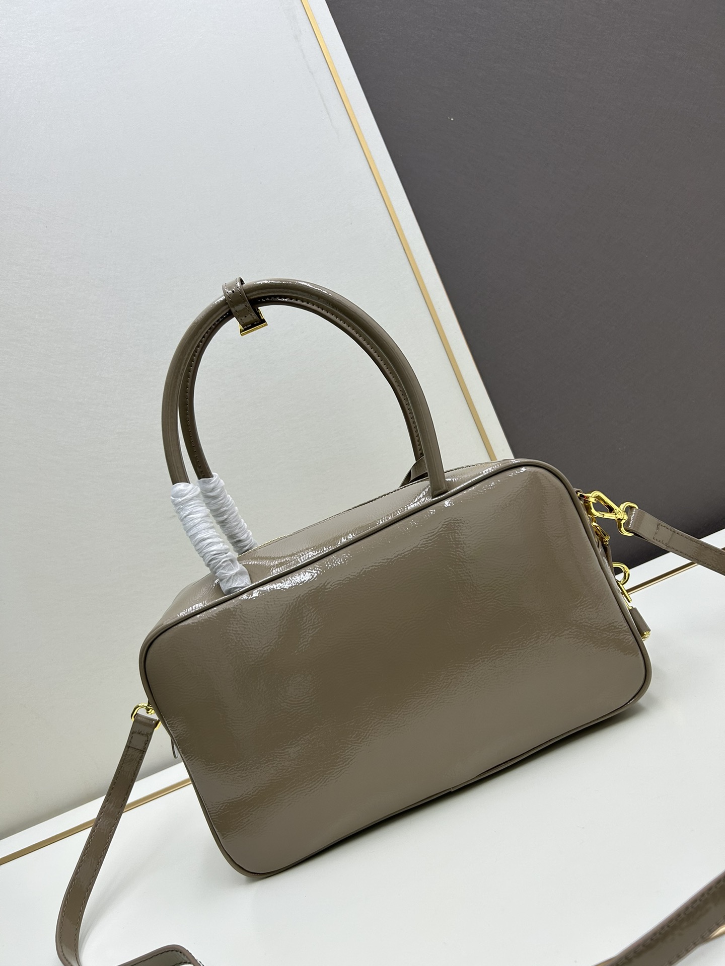 Fendi 全皮系 新款 +对版 五金 头层皱漆牛皮-绒面麂皮锁头包 采用全头层牛皮材质