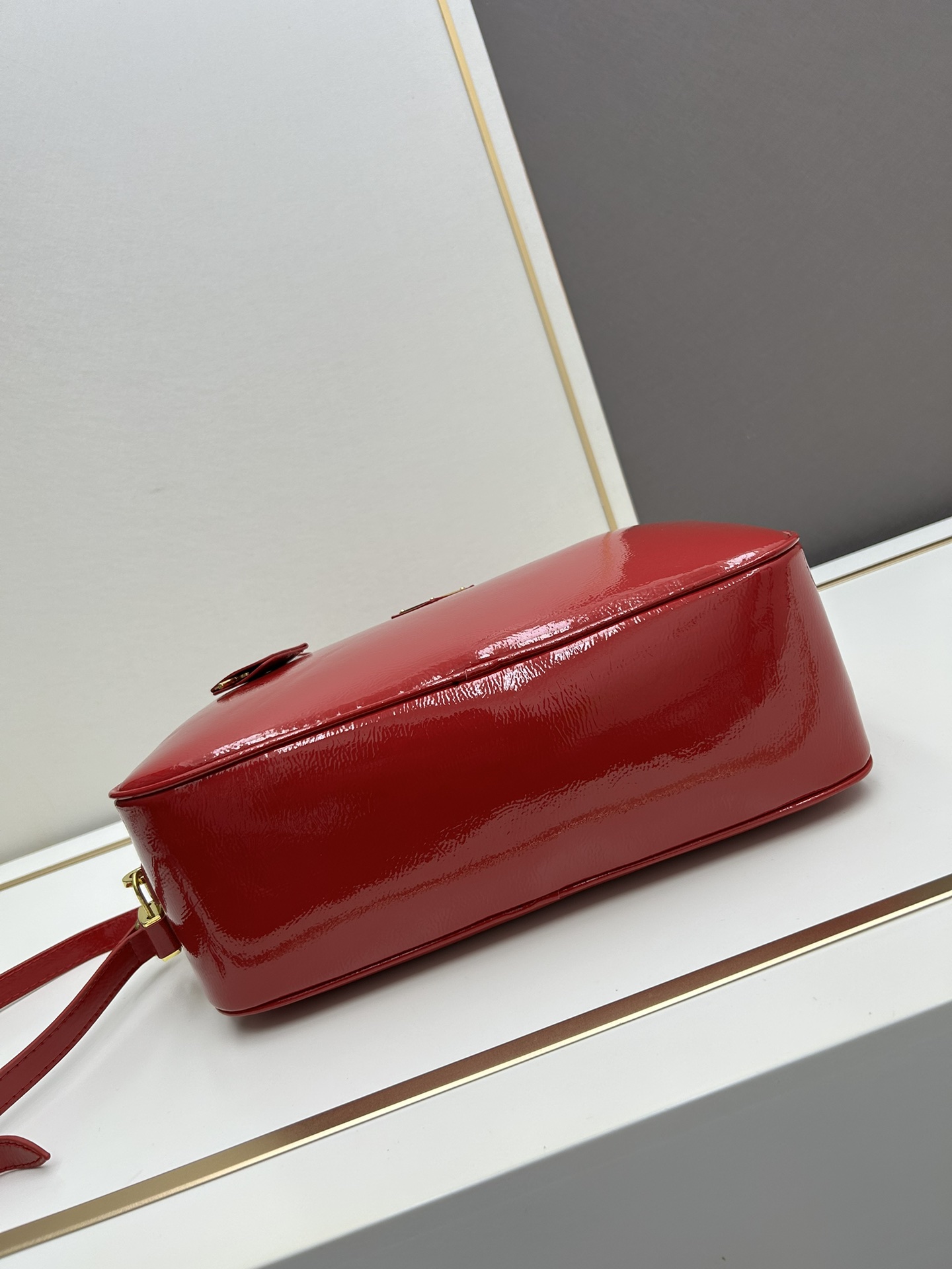 Fendi 全皮系 新款 +对版 五金 头层皱漆牛皮-绒面麂皮锁头包 采用全头层牛皮材质