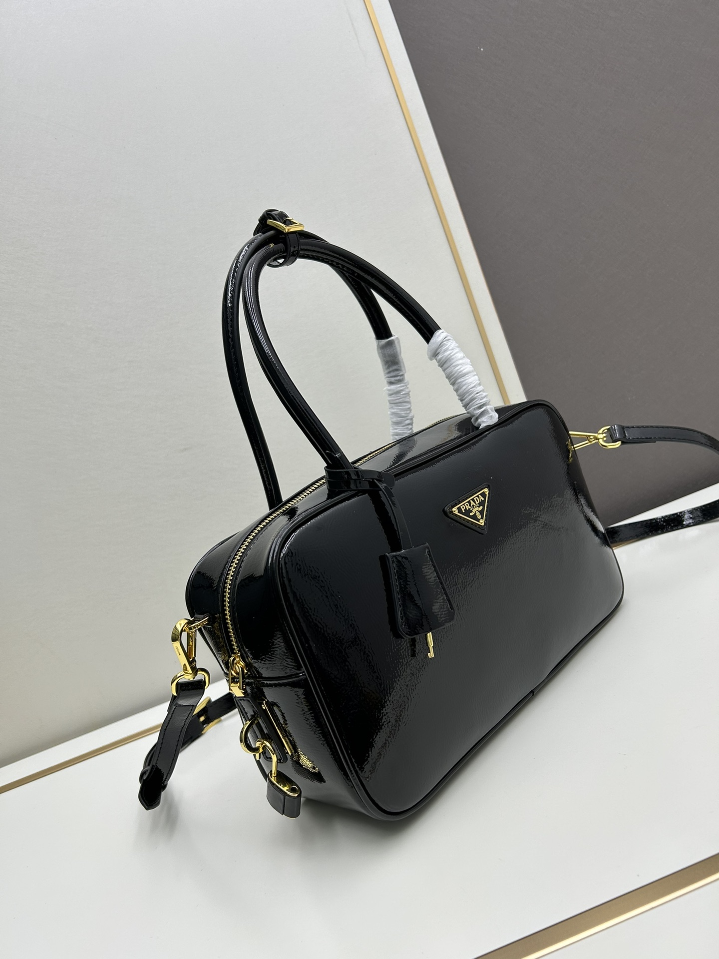 Fendi 全皮系 新款 +对版 五金 头层皱漆牛皮-绒面麂皮锁头包 采用全头层牛皮材质
