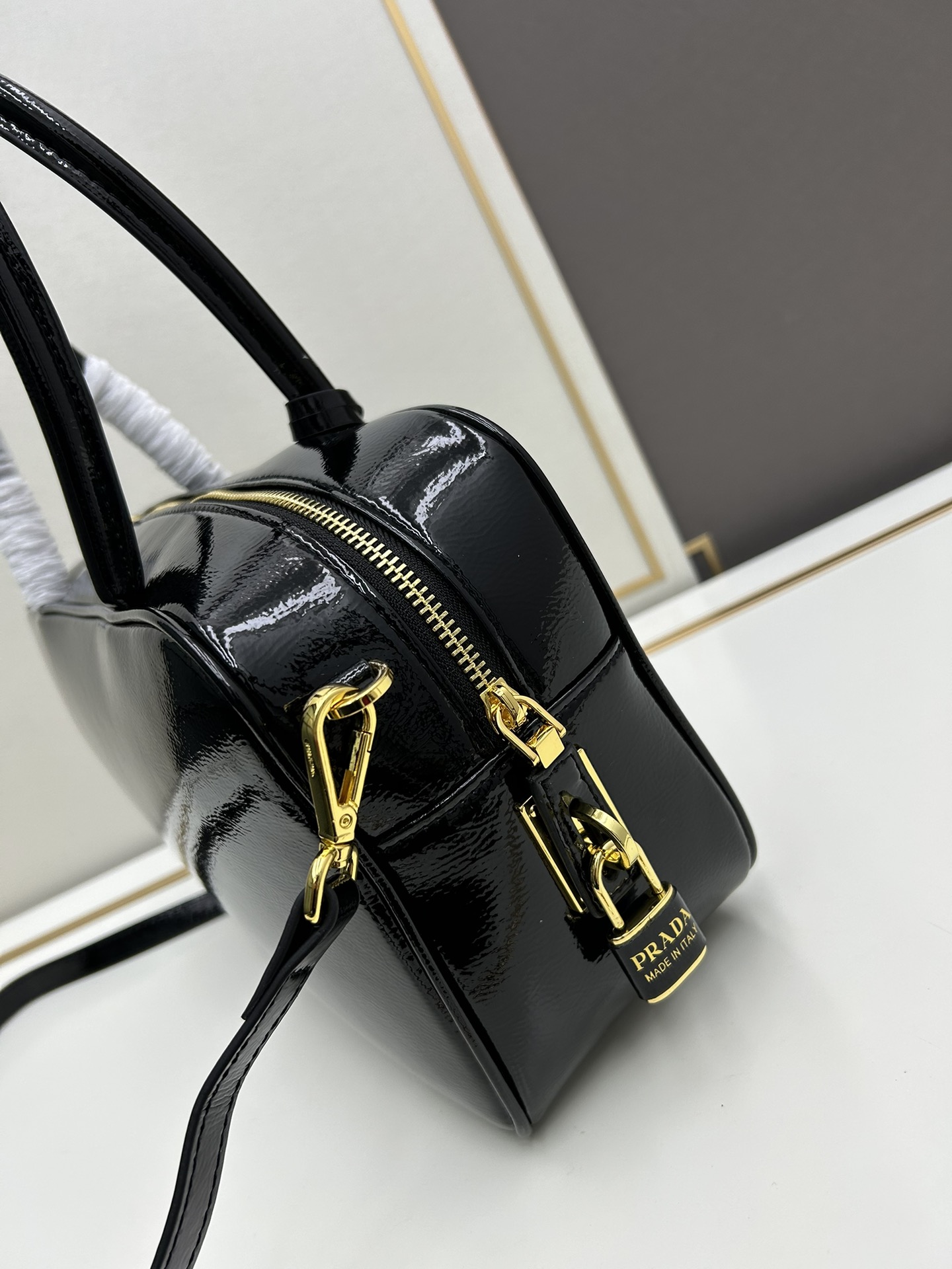 Fendi 全皮系 新款 +对版 五金 头层皱漆牛皮-绒面麂皮锁头包 采用全头层牛皮材质